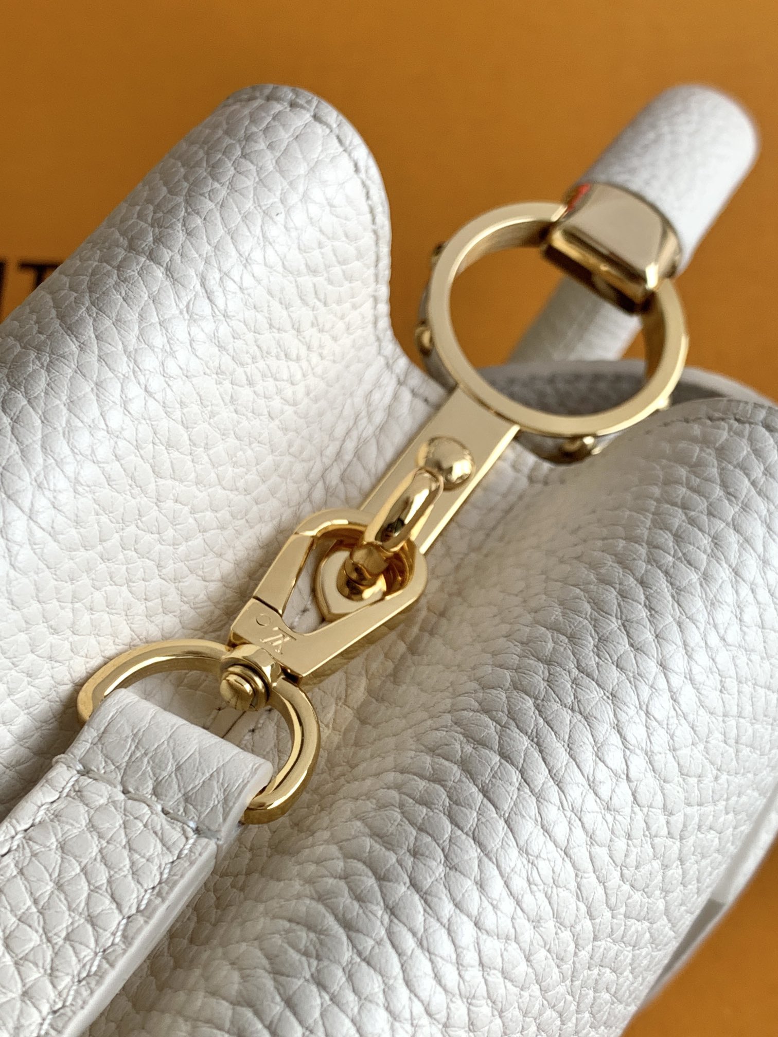 【特级全钢】Capucines 小号 珍珠白金扣型号：M24698材料：A级全钢五金，进口牛皮包装：全套