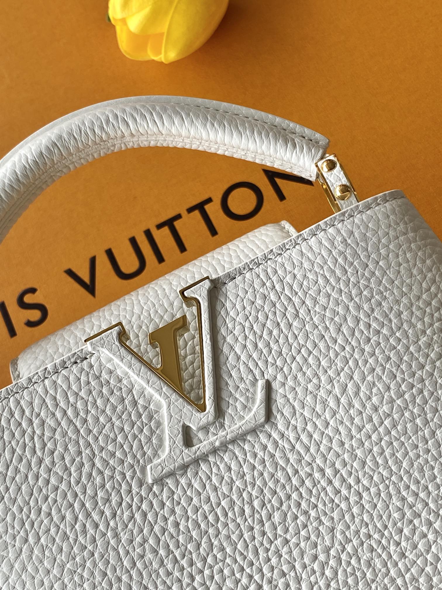 【特级全钢💋 M59433进口牛皮白色金扣】本款 Capucines BB 手袋以全粒面进口牛皮革塑造 