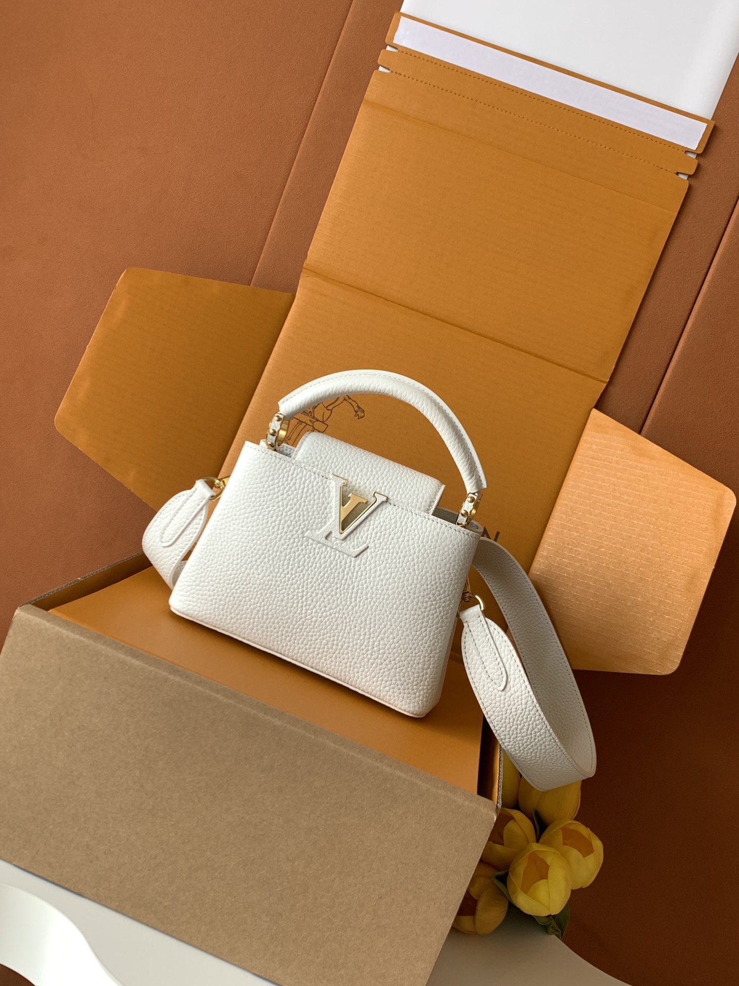 【特级全钢💋 M59433进口牛皮白色金扣】本款 Capucines BB 手袋以全粒面进口牛皮革塑造 