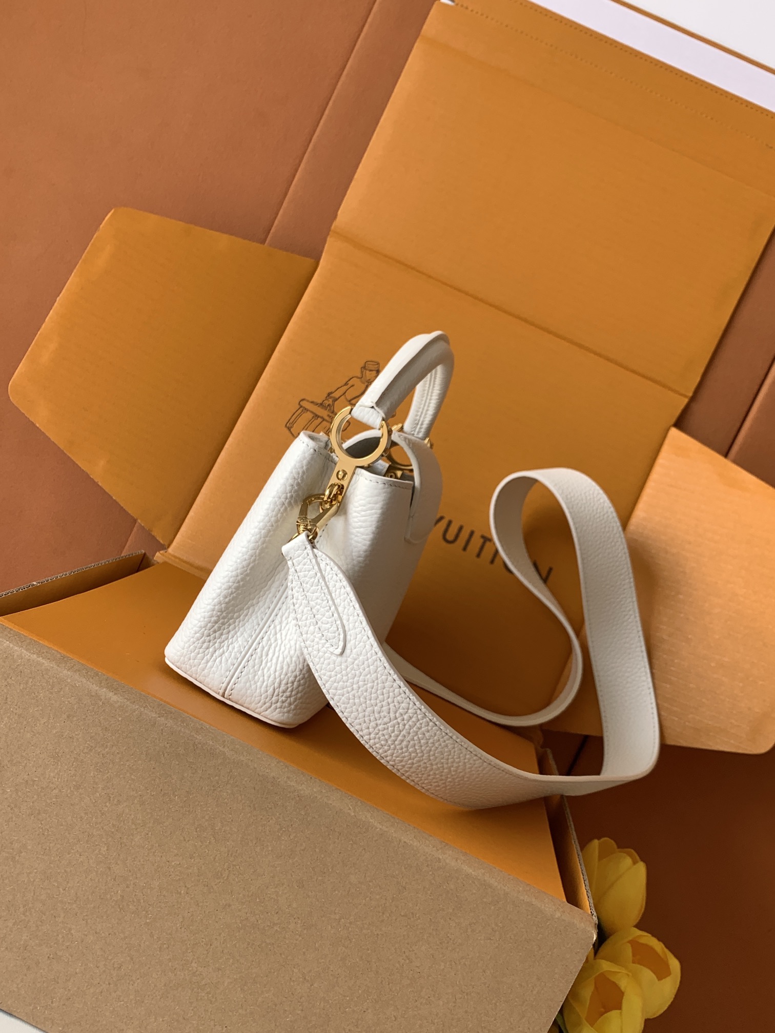 【特级全钢💋 M59433进口牛皮白色金扣】本款 Capucines BB 手袋以全粒面进口牛皮革塑造 