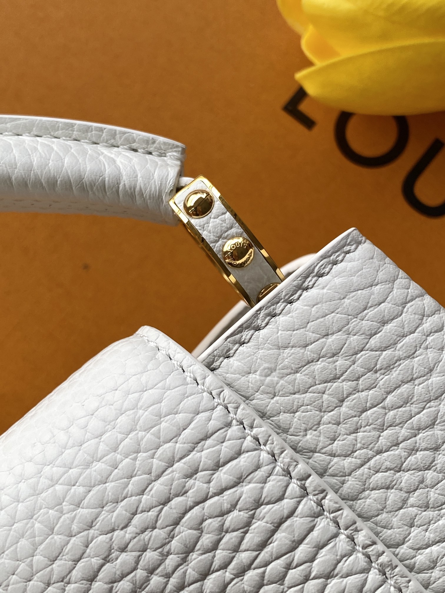 【特级全钢💋 M59433进口牛皮白色金扣】本款 Capucines BB 手袋以全粒面进口牛皮革塑造 