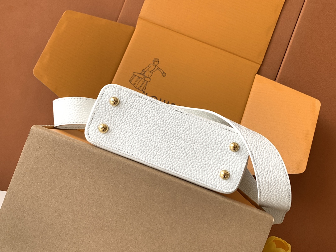 【特级全钢💋 M59433进口牛皮白色金扣】本款 Capucines BB 手袋以全粒面进口牛皮革塑造 