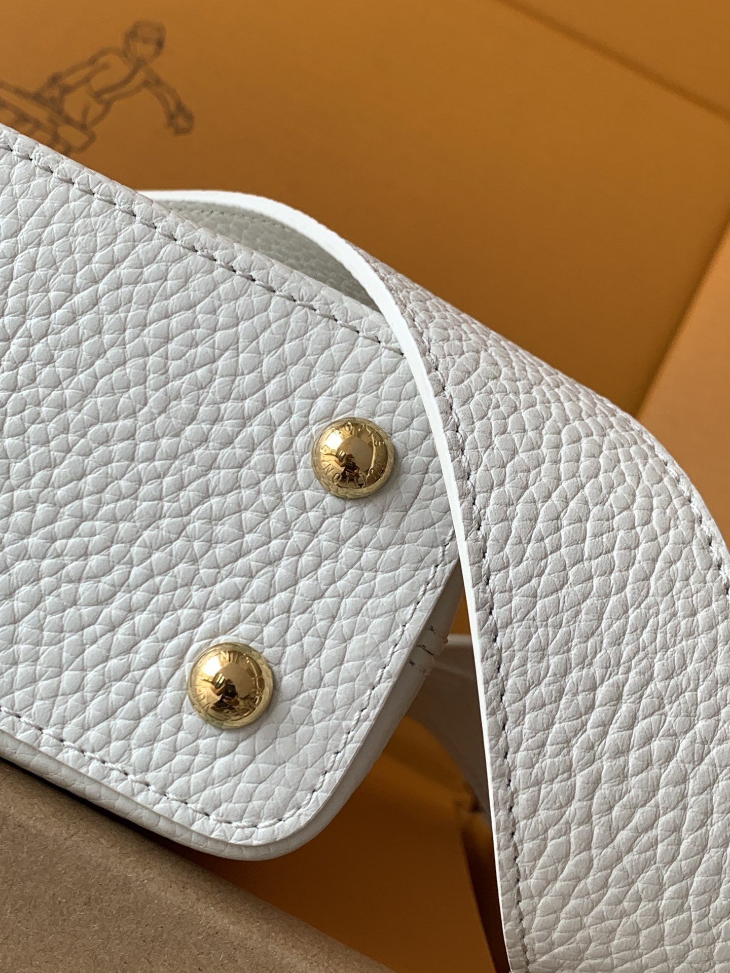 【特级全钢💋 M59433进口牛皮白色金扣】本款 Capucines BB 手袋以全粒面进口牛皮革塑造 