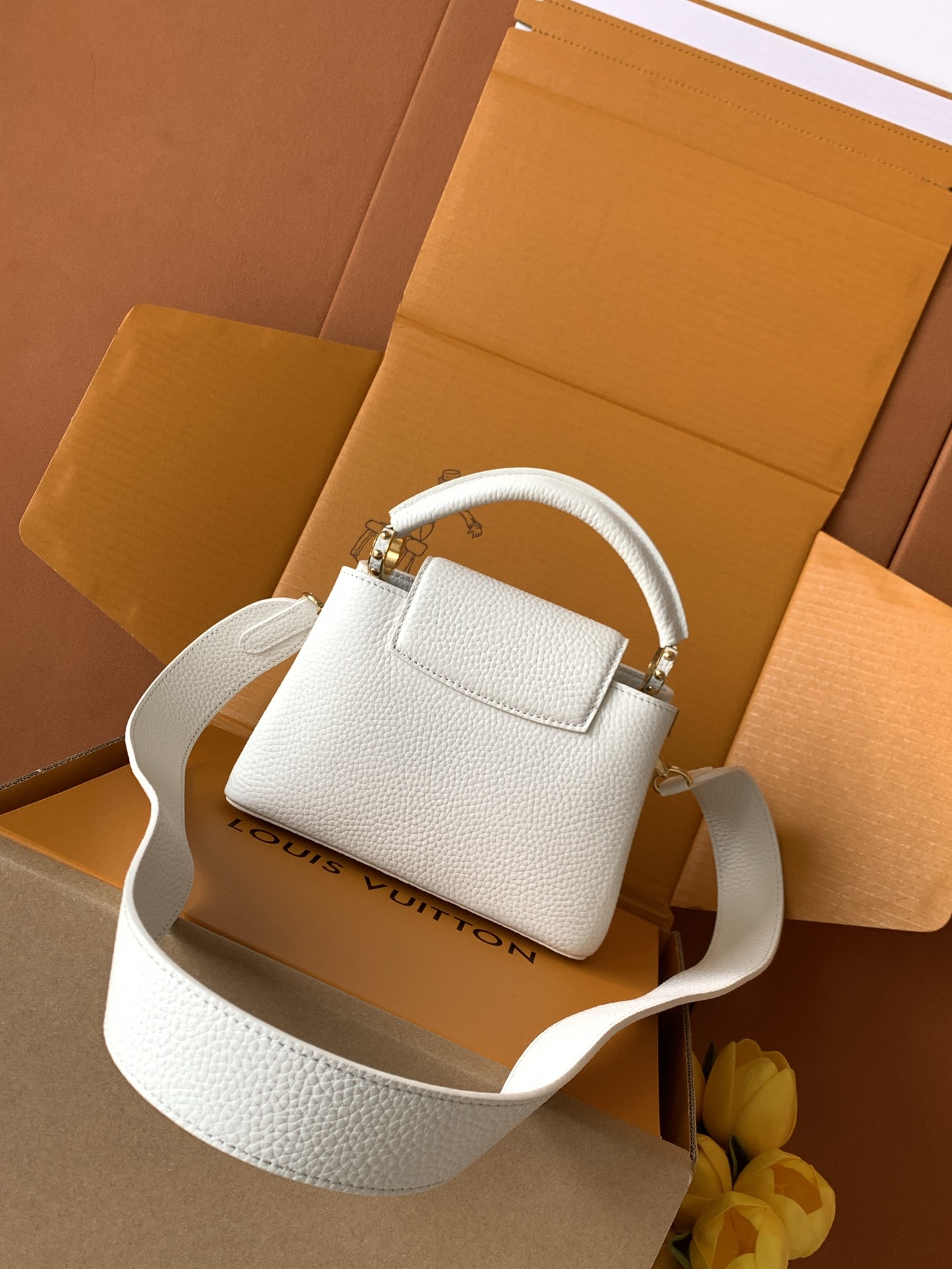 【特级全钢💋 M59433进口牛皮白色金扣】本款 Capucines BB 手袋以全粒面进口牛皮革塑造 