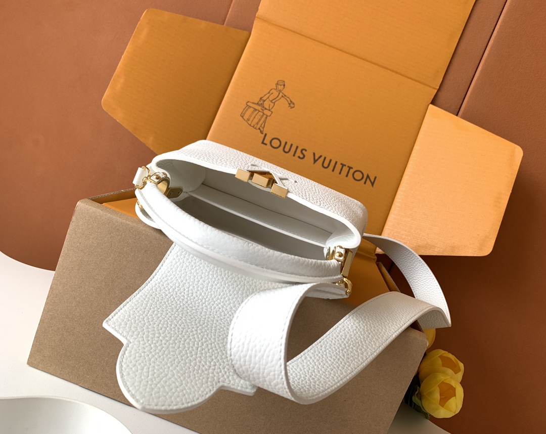 【特级全钢💋 M59433进口牛皮白色金扣】本款 Capucines BB 手袋以全粒面进口牛皮革塑造 