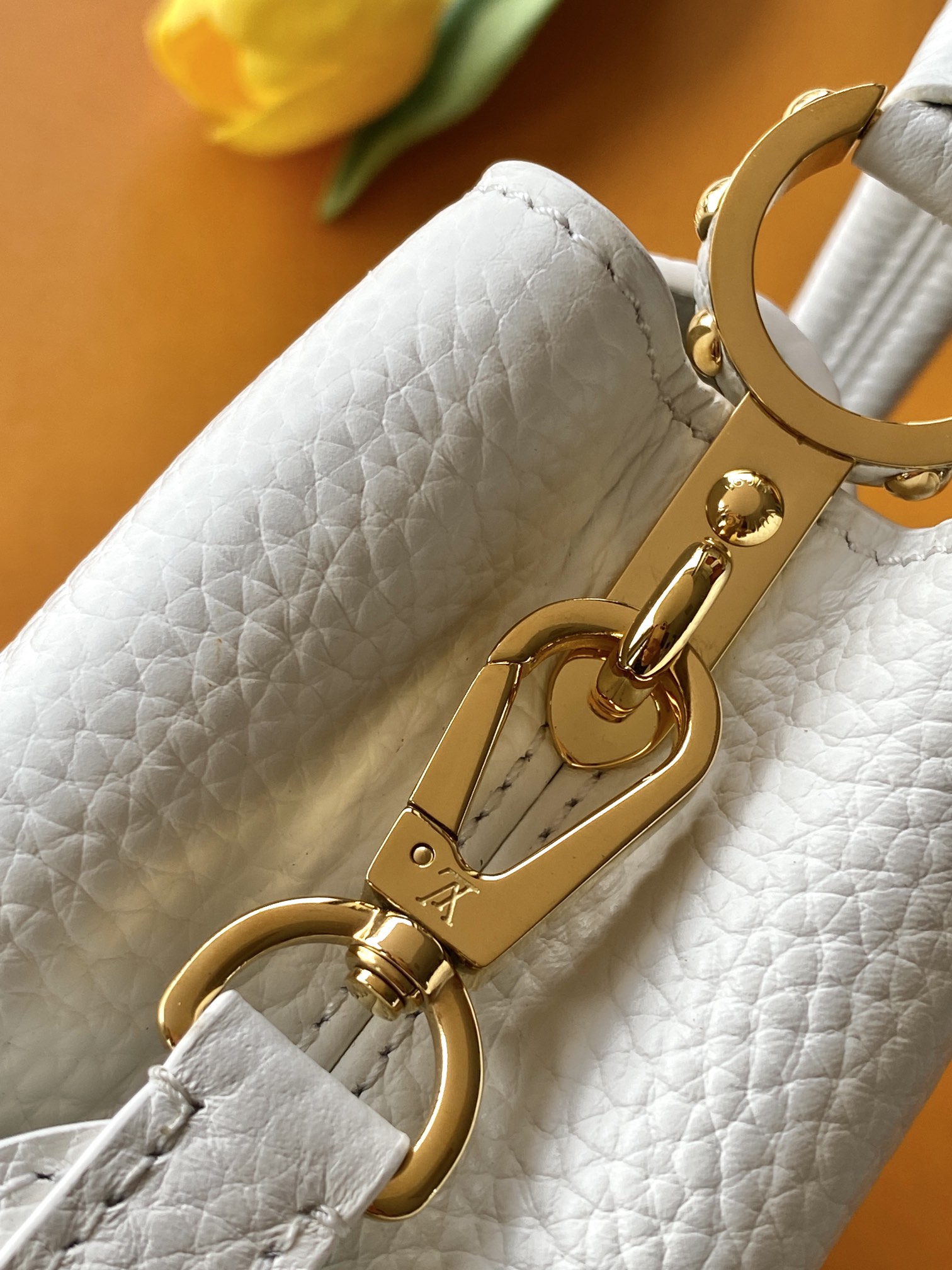 【特级全钢💋 M59433进口牛皮白色金扣】本款 Capucines BB 手袋以全粒面进口牛皮革塑造 