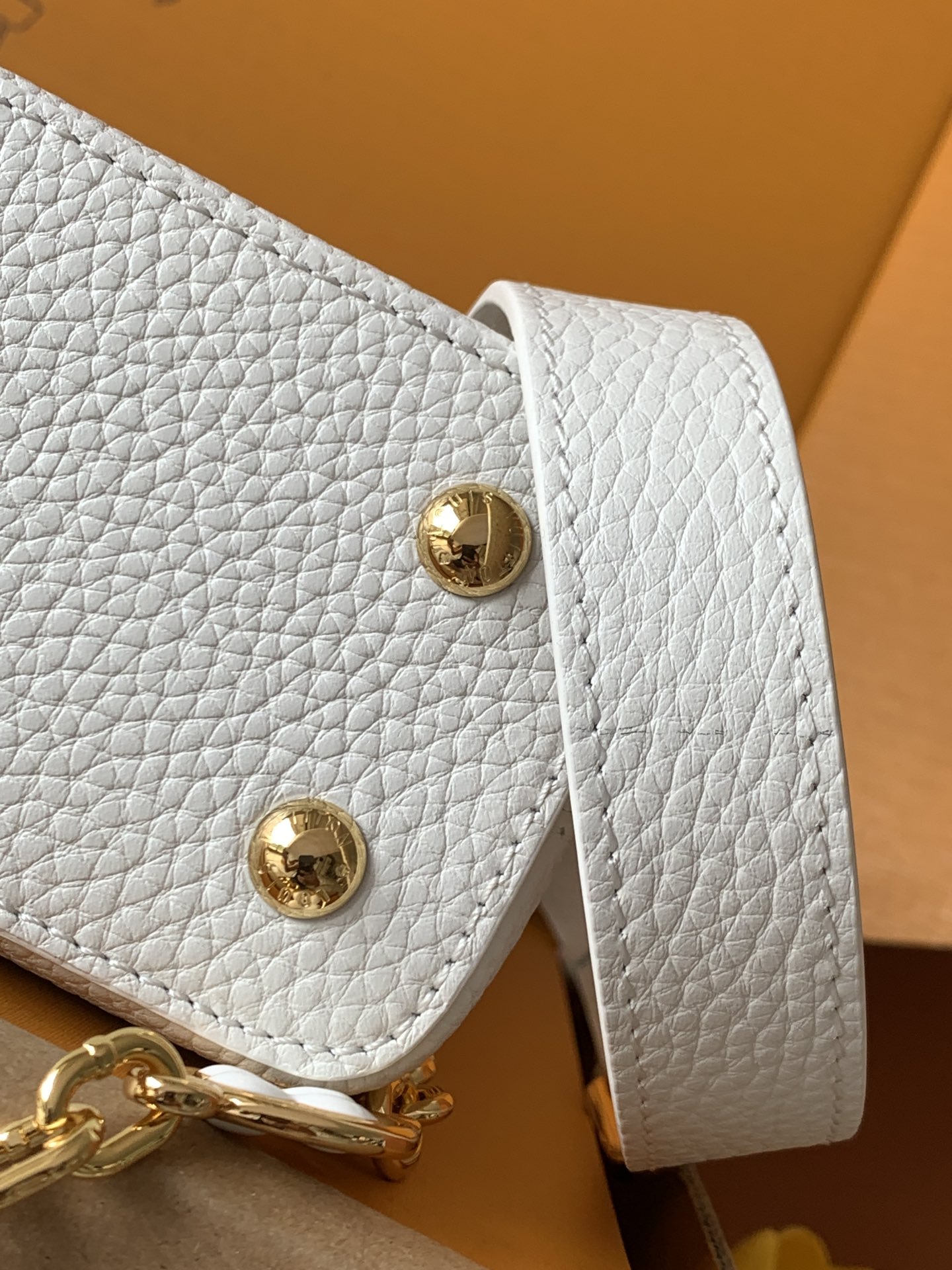 【特级全钢五金 进口牛皮】Capucines 型号：M11342白色金扣材料：A级全钢五金，进口原厂面料