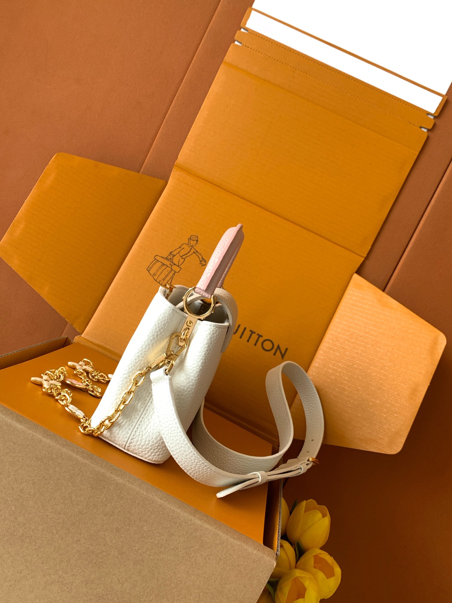 【特级全钢五金 进口牛皮】Capucines 型号：M11342白色金扣材料：A级全钢五金，进口原厂面料