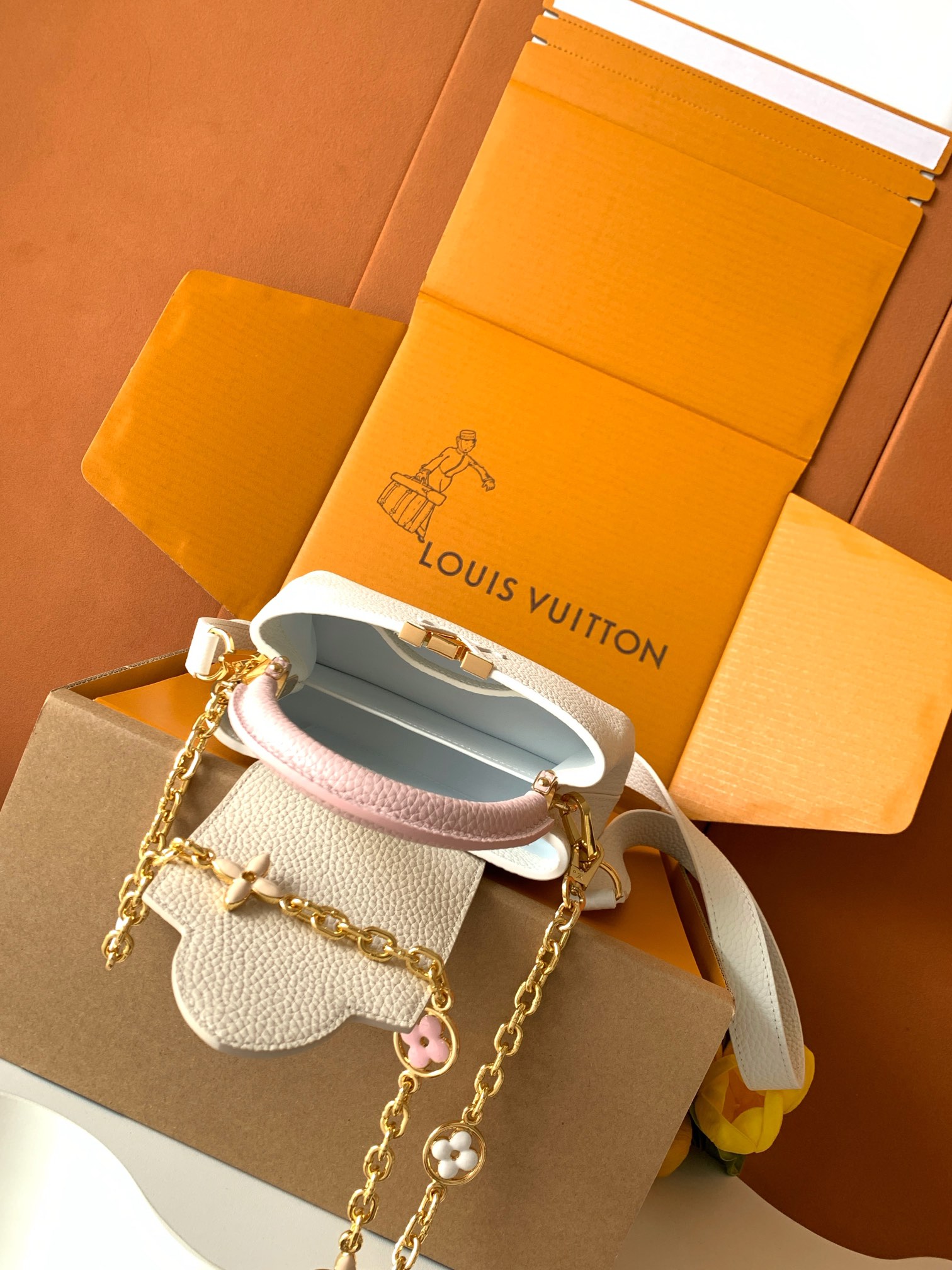 【特级全钢五金 进口牛皮】Capucines 型号：M11342白色金扣材料：A级全钢五金，进口原厂面料