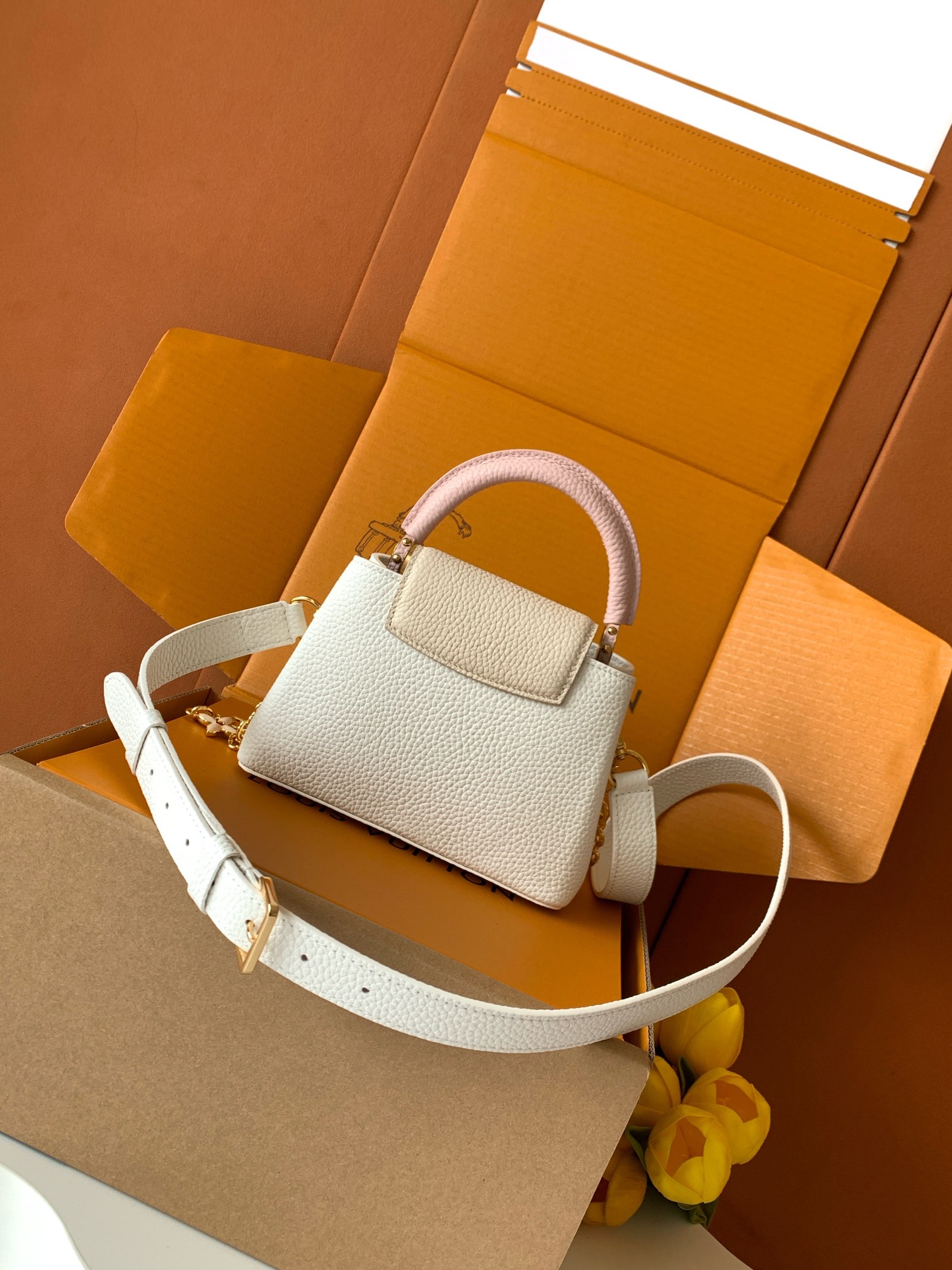 【特级全钢五金 进口牛皮】Capucines 型号：M11342白色金扣材料：A级全钢五金，进口原厂面料