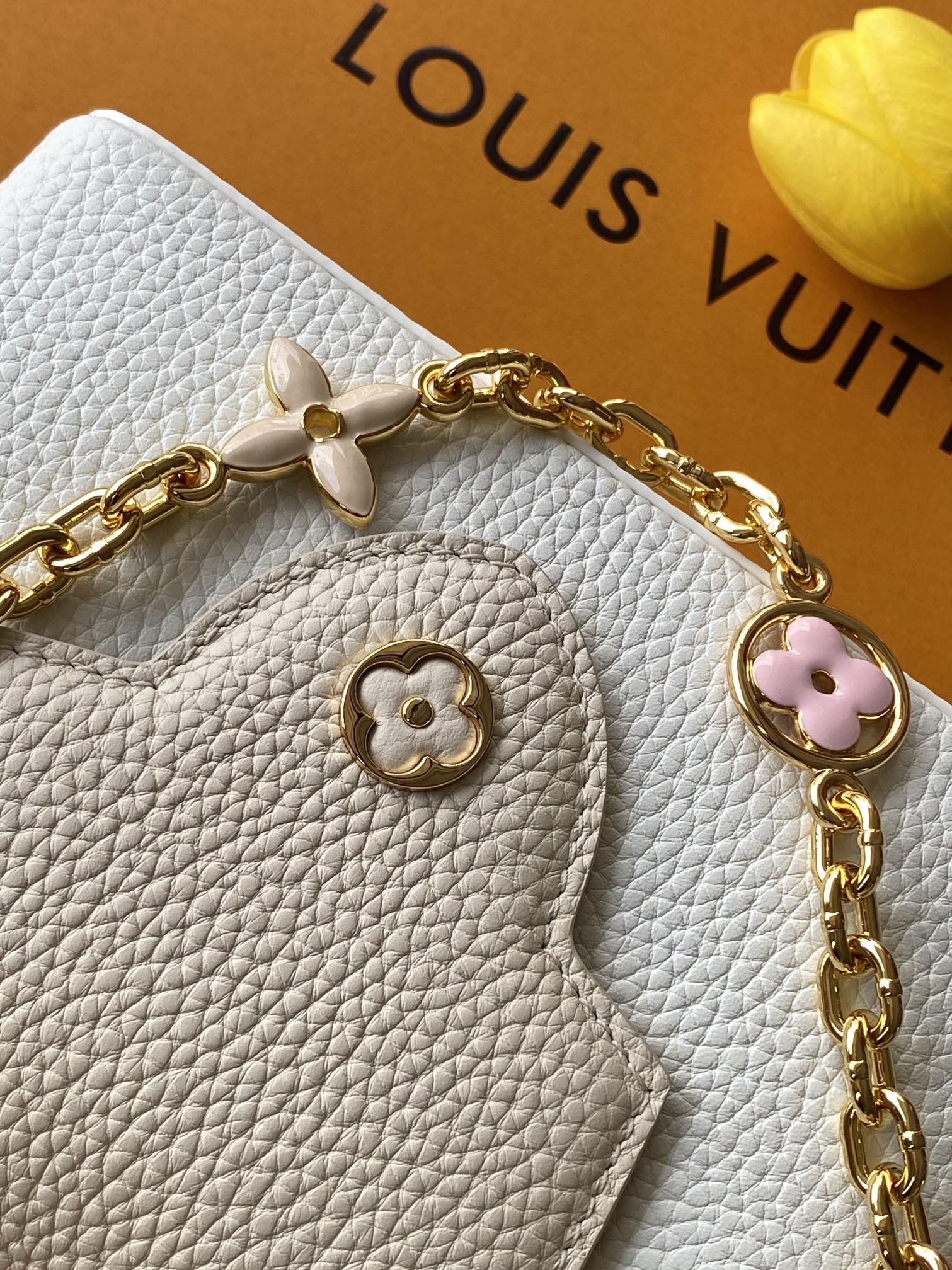 【特级全钢五金 进口牛皮】Capucines 型号：M11342白色金扣材料：A级全钢五金，进口原厂面料