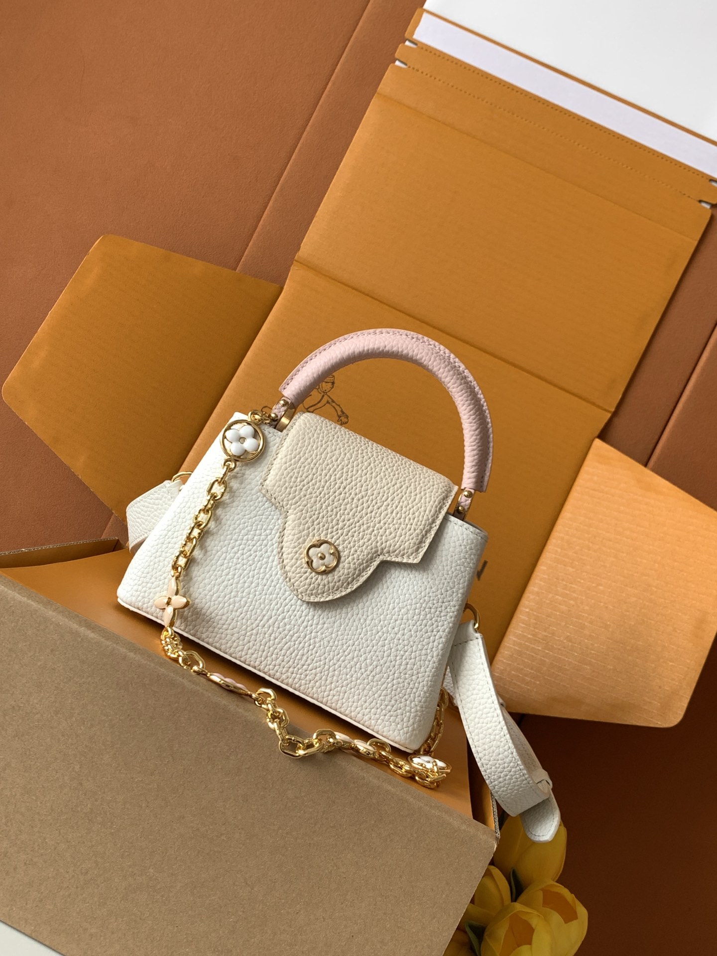 【特级全钢五金 进口牛皮】Capucines 型号：M11342白色金扣材料：A级全钢五金，进口原厂面料