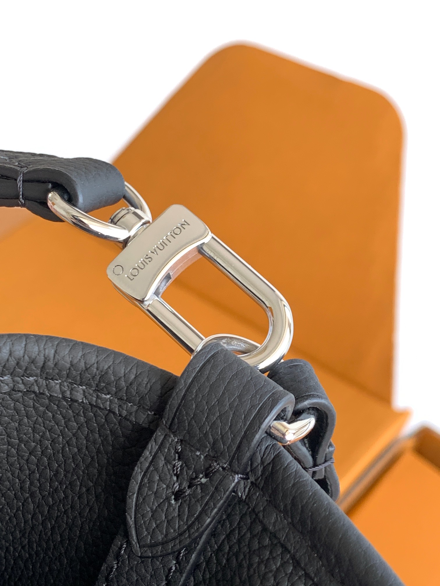 动态变码芯片【特级加强版】型号： M15210黑花皮料： 是意大利A级皮料五金： 采用进口A级全钢五金包