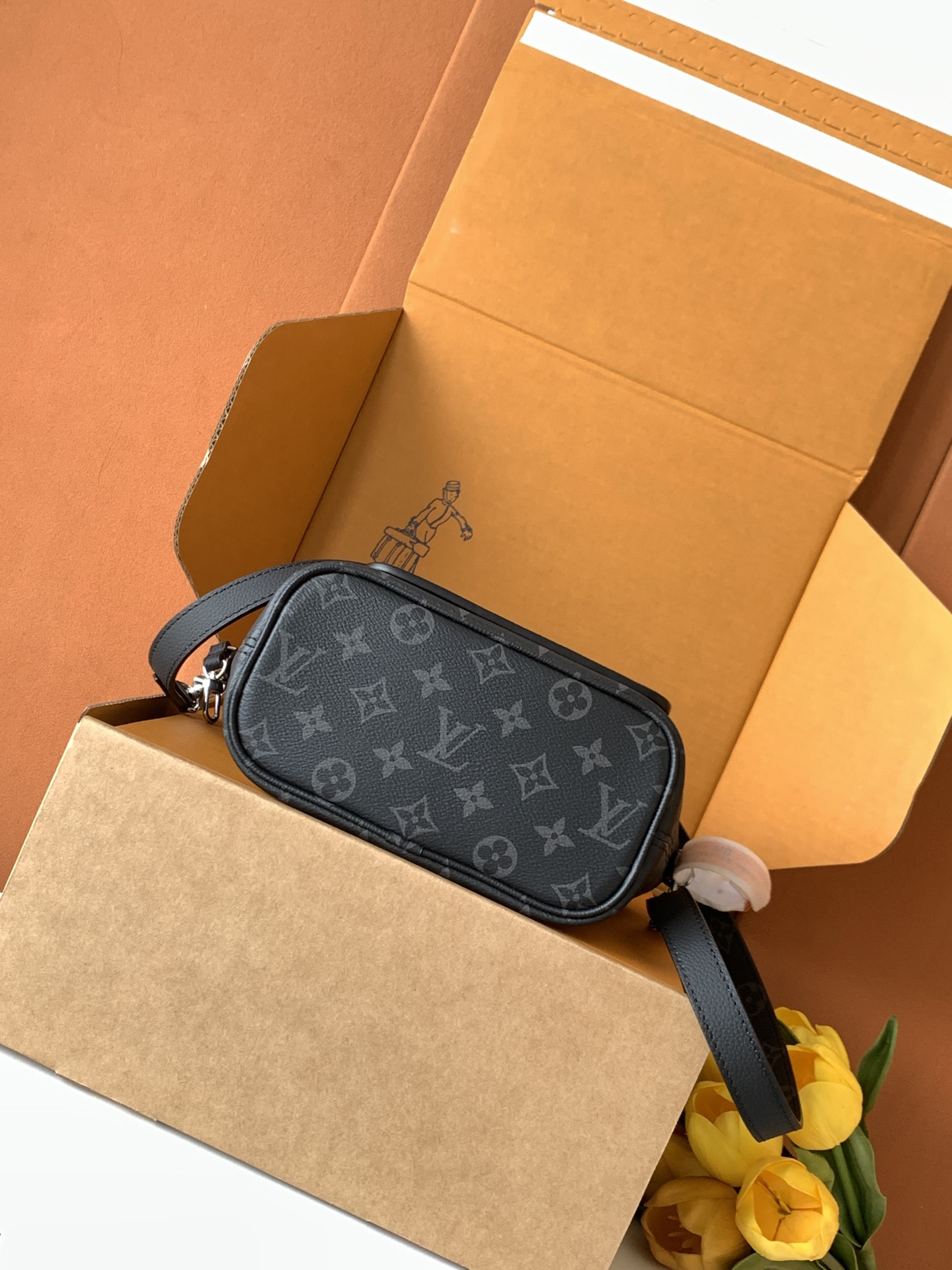 动态变码芯片【特级加强版】型号： M15210黑花皮料： 是意大利A级皮料五金： 采用进口A级全钢五金包