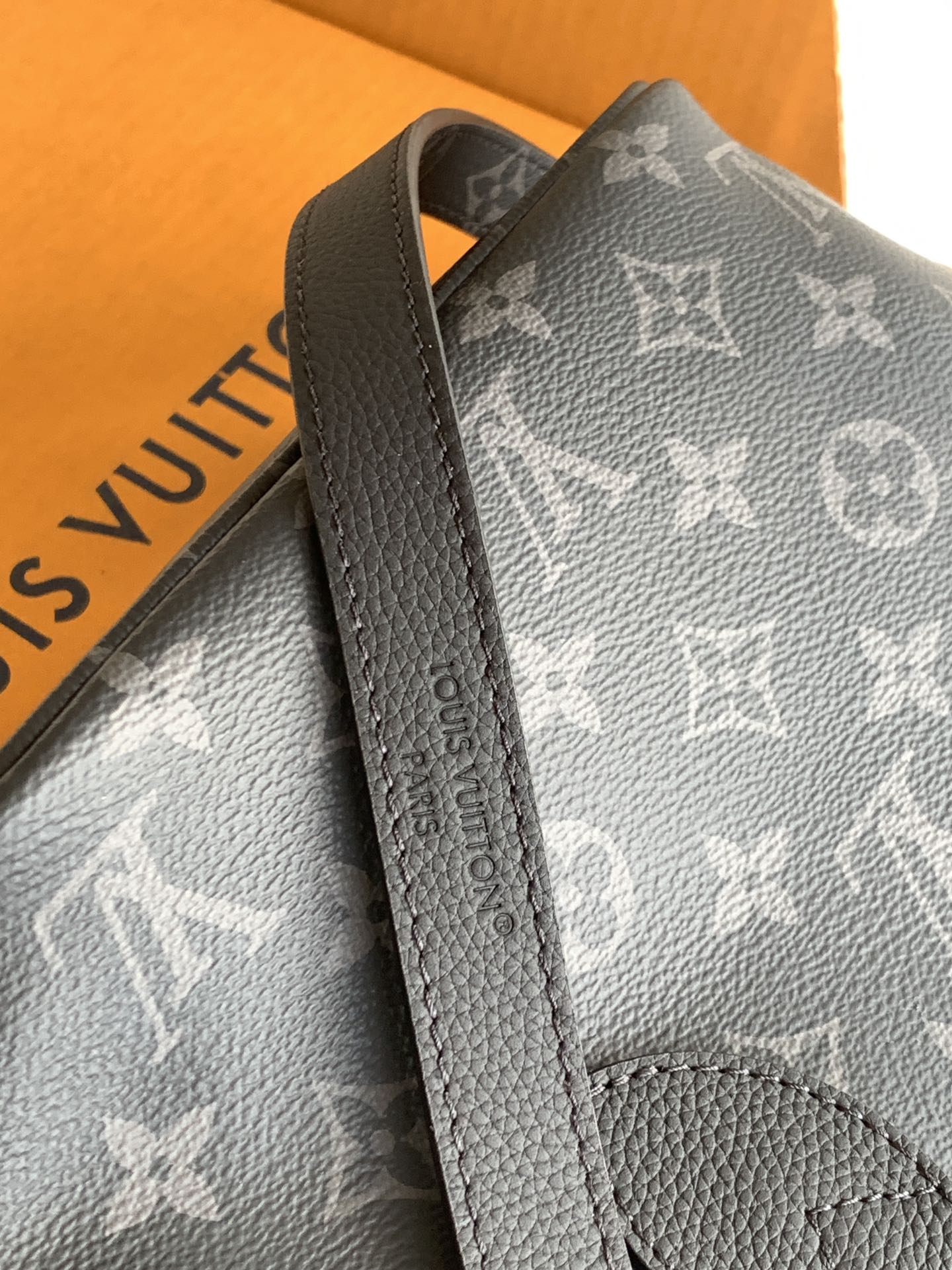 动态变码芯片【特级加强版】型号： M15210黑花皮料： 是意大利A级皮料五金： 采用进口A级全钢五金包