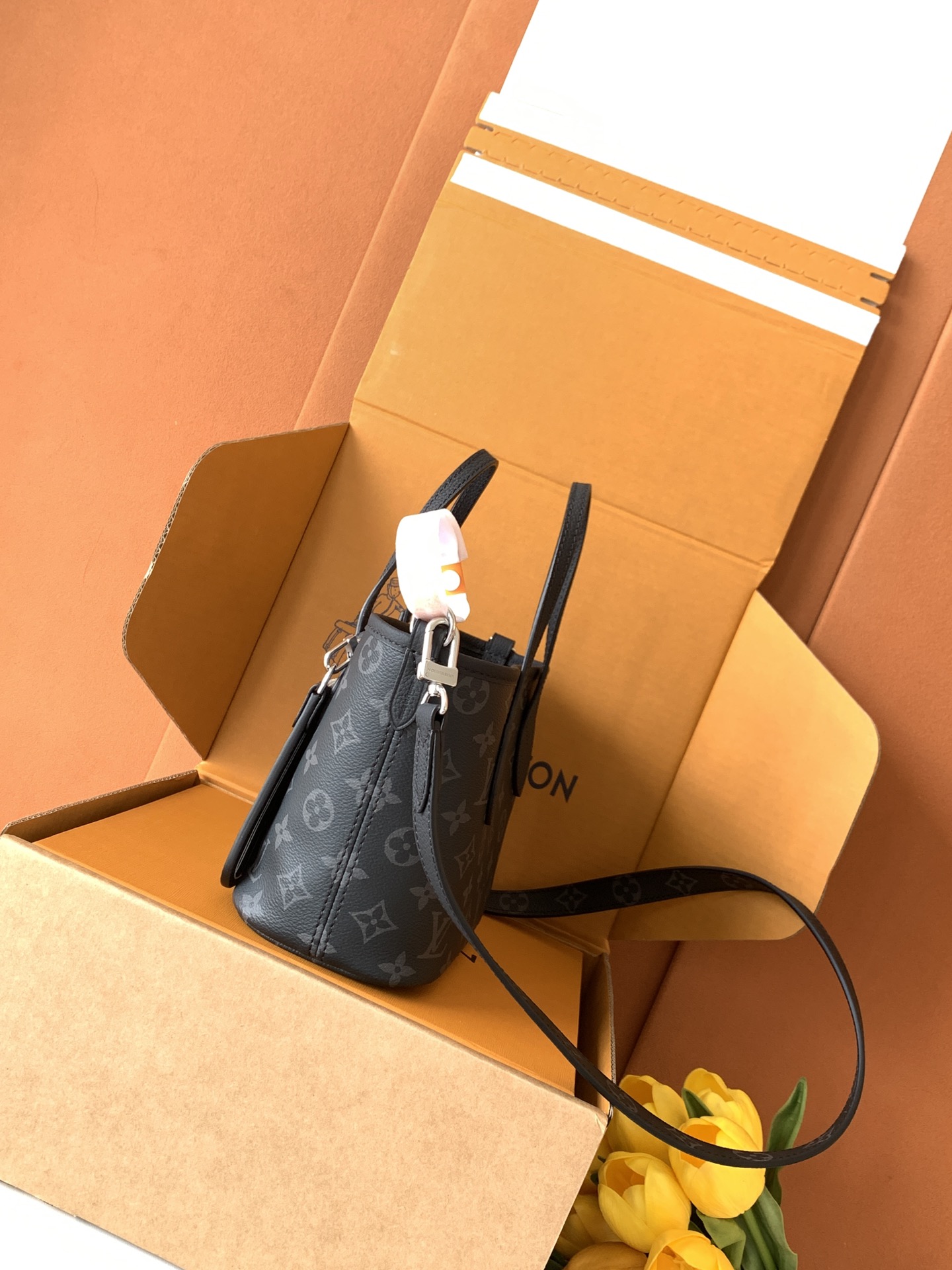 动态变码芯片【特级加强版】型号： M15210黑花皮料： 是意大利A级皮料五金： 采用进口A级全钢五金包