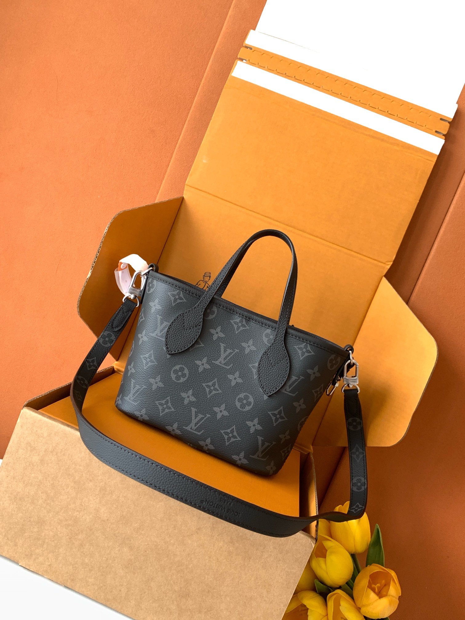 动态变码芯片【特级加强版】型号： M15210黑花皮料： 是意大利A级皮料五金： 采用进口A级全钢五金包