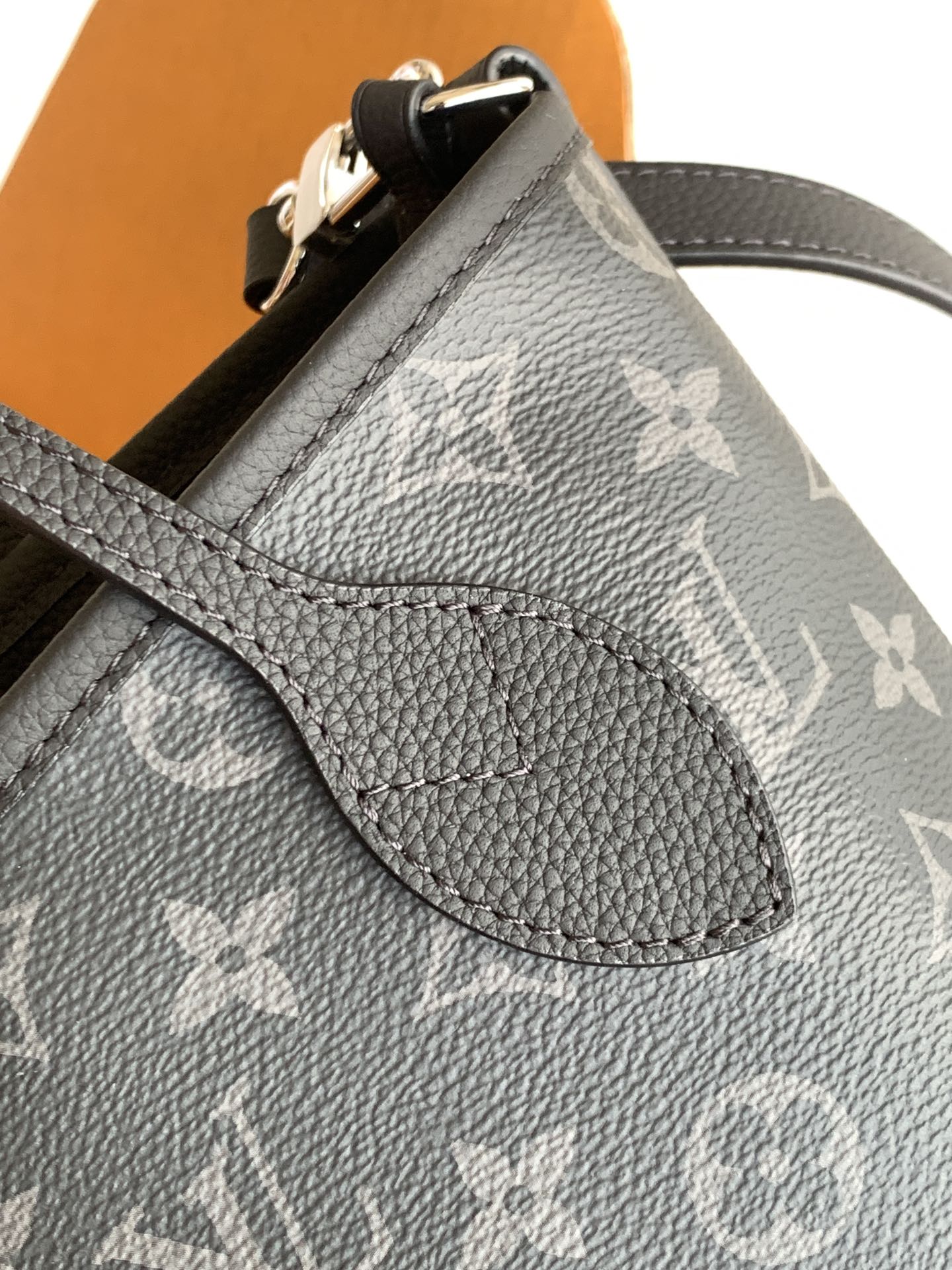 动态变码芯片【特级加强版】型号： M15210黑花皮料： 是意大利A级皮料五金： 采用进口A级全钢五金包