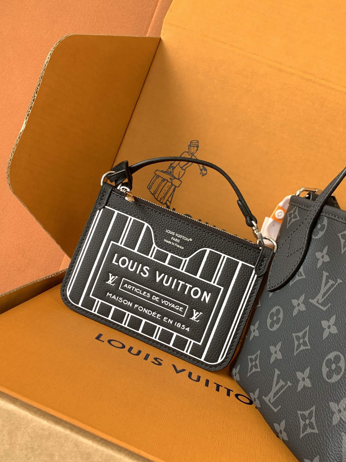 动态变码芯片【特级加强版】型号： M15210黑花皮料： 是意大利A级皮料五金： 采用进口A级全钢五金包