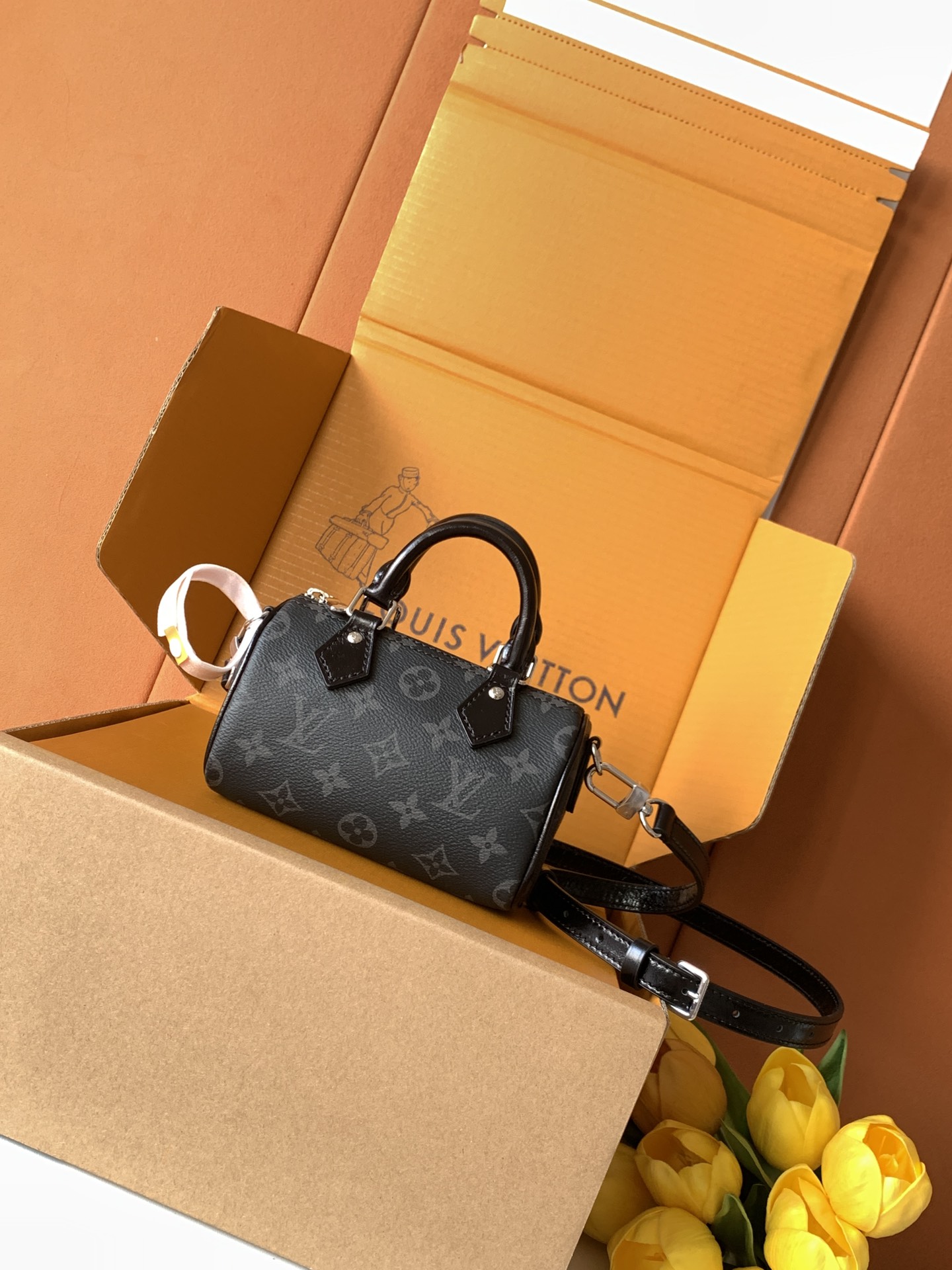 特级全钢五金 进口皮料 M26573黑花 本款Nano Speedy 手袋采用帆布塑造玲珑构型，以Mon