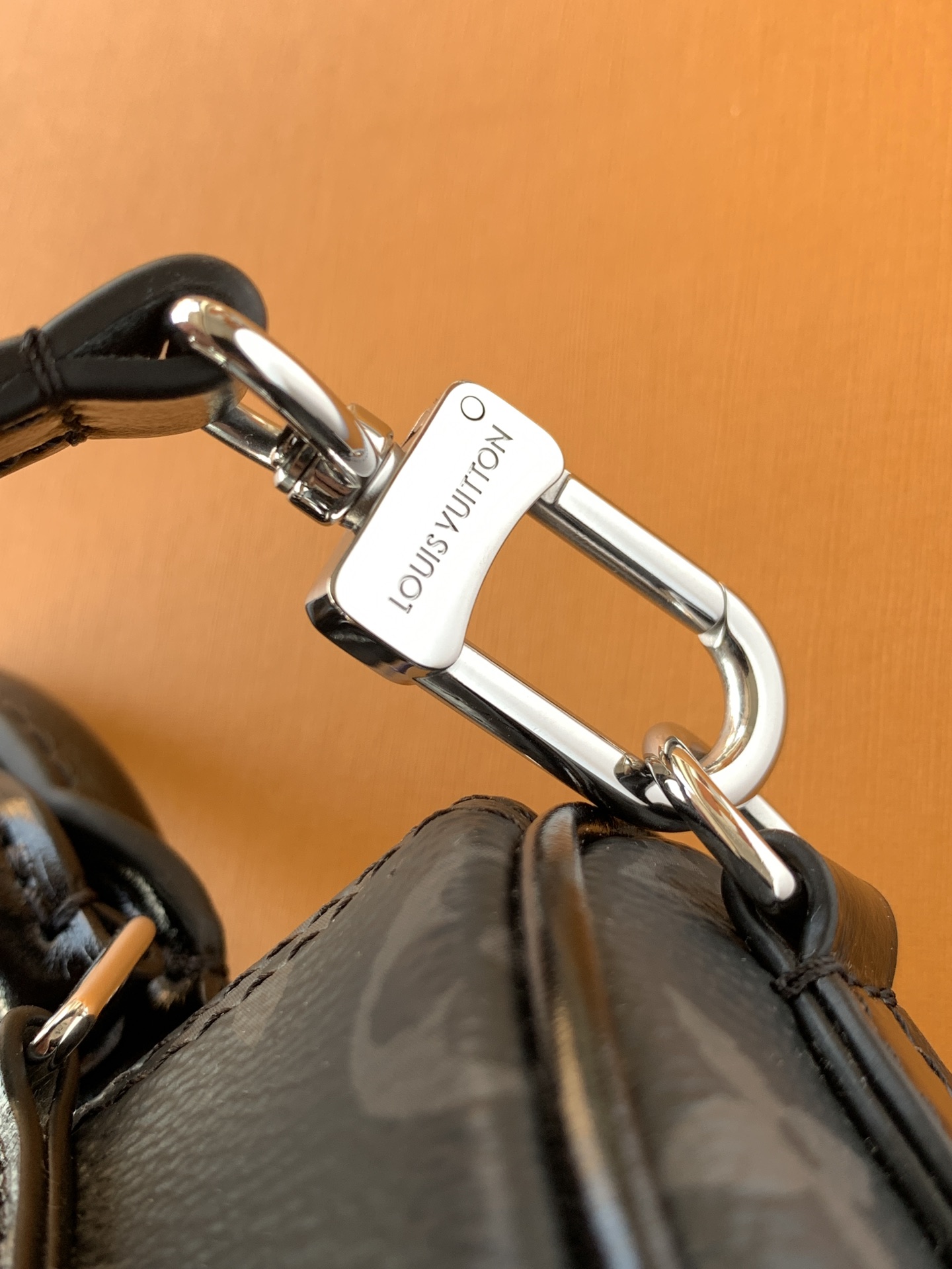 特级全钢五金 进口皮料 M26573黑花 本款Nano Speedy 手袋采用帆布塑造玲珑构型，以Mon