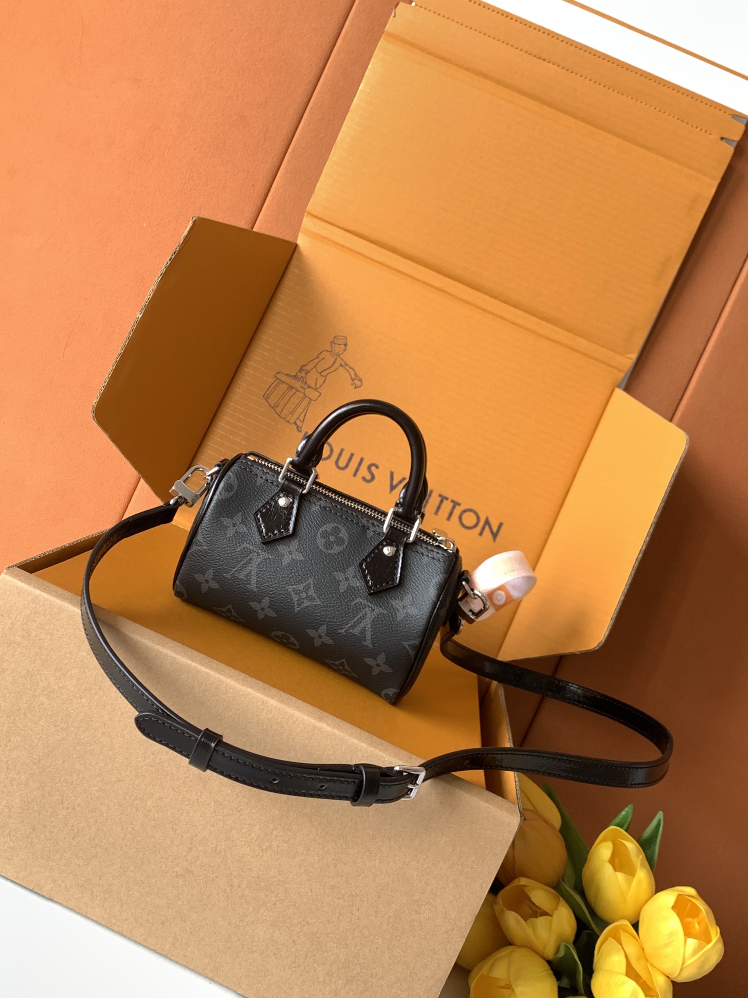 特级全钢五金 进口皮料 M26573黑花 本款Nano Speedy 手袋采用帆布塑造玲珑构型，以Mon