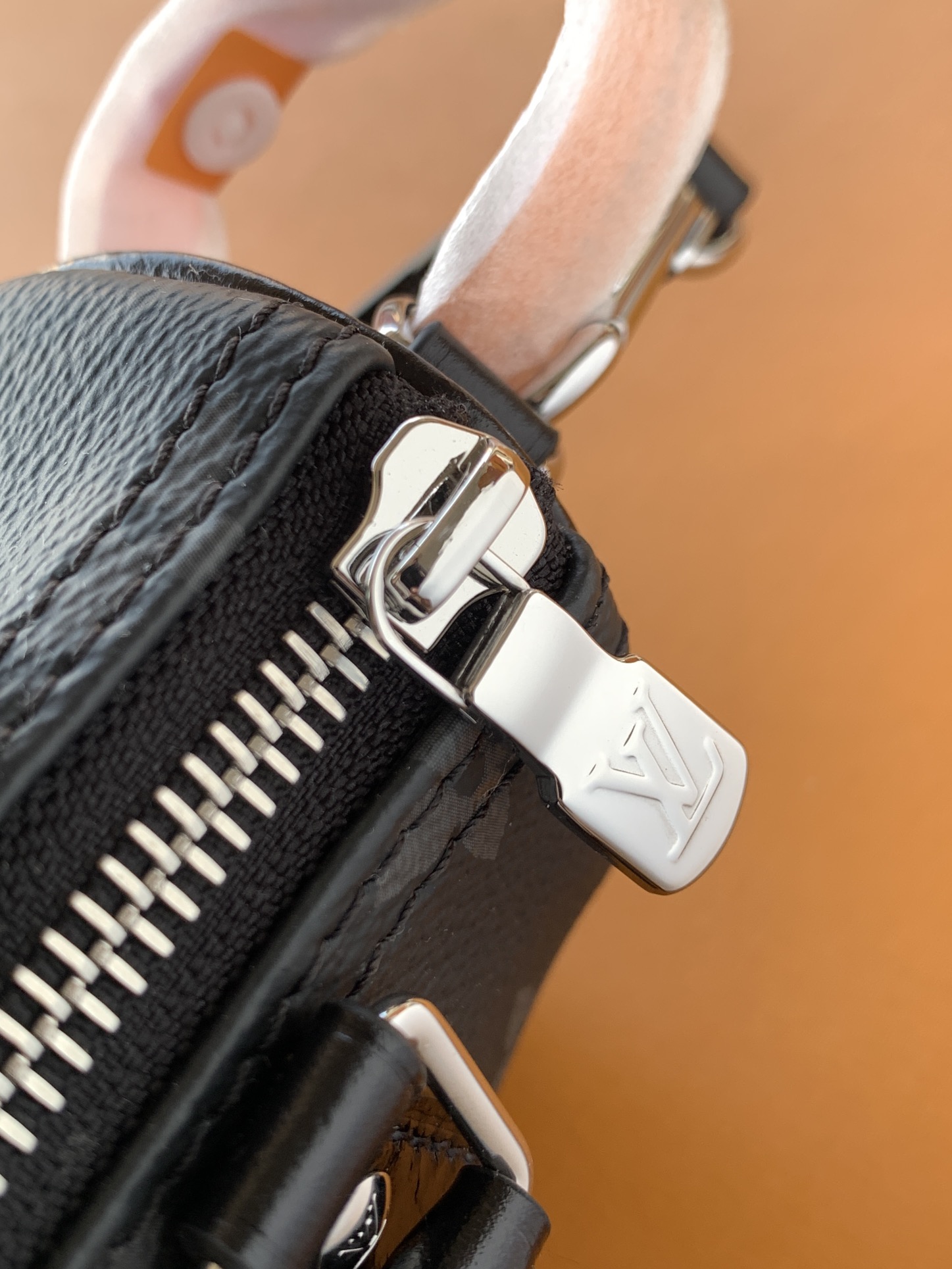 特级全钢五金 进口皮料 M26573黑花 本款Nano Speedy 手袋采用帆布塑造玲珑构型，以Mon