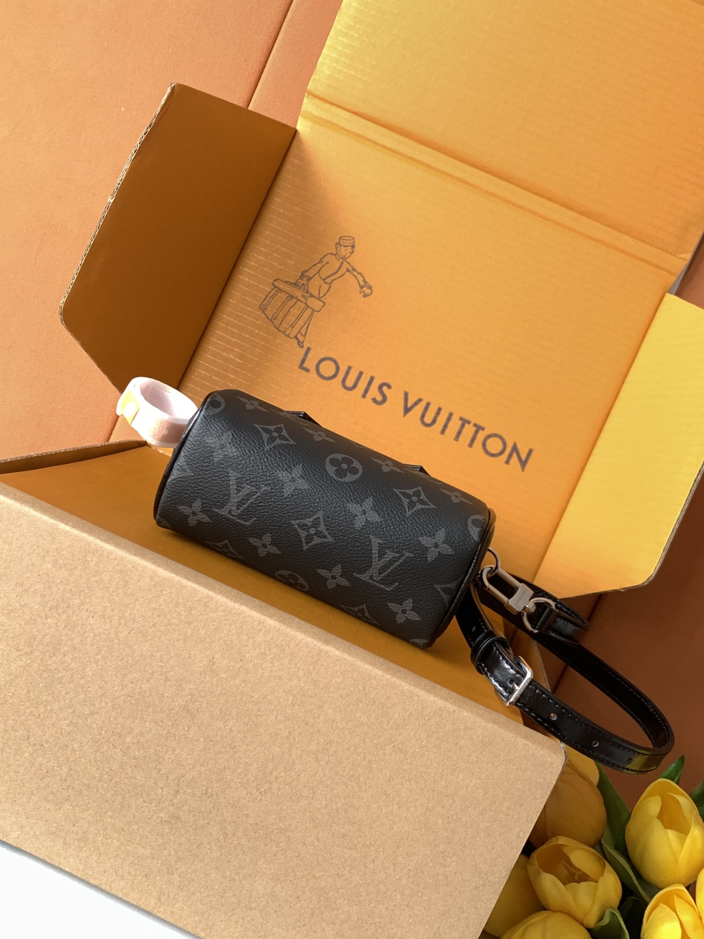 特级全钢五金 进口皮料 M26573黑花 本款Nano Speedy 手袋采用帆布塑造玲珑构型，以Mon