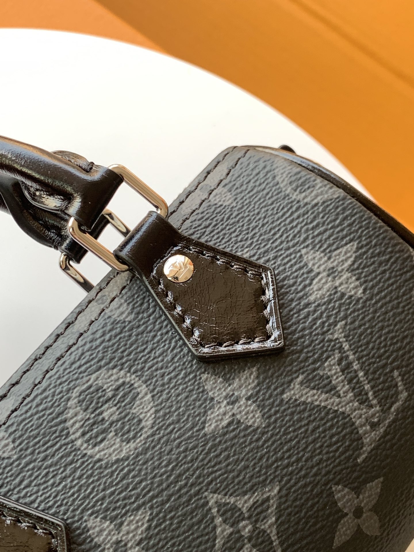 特级全钢五金 进口皮料 M26573黑花 本款Nano Speedy 手袋采用帆布塑造玲珑构型，以Mon