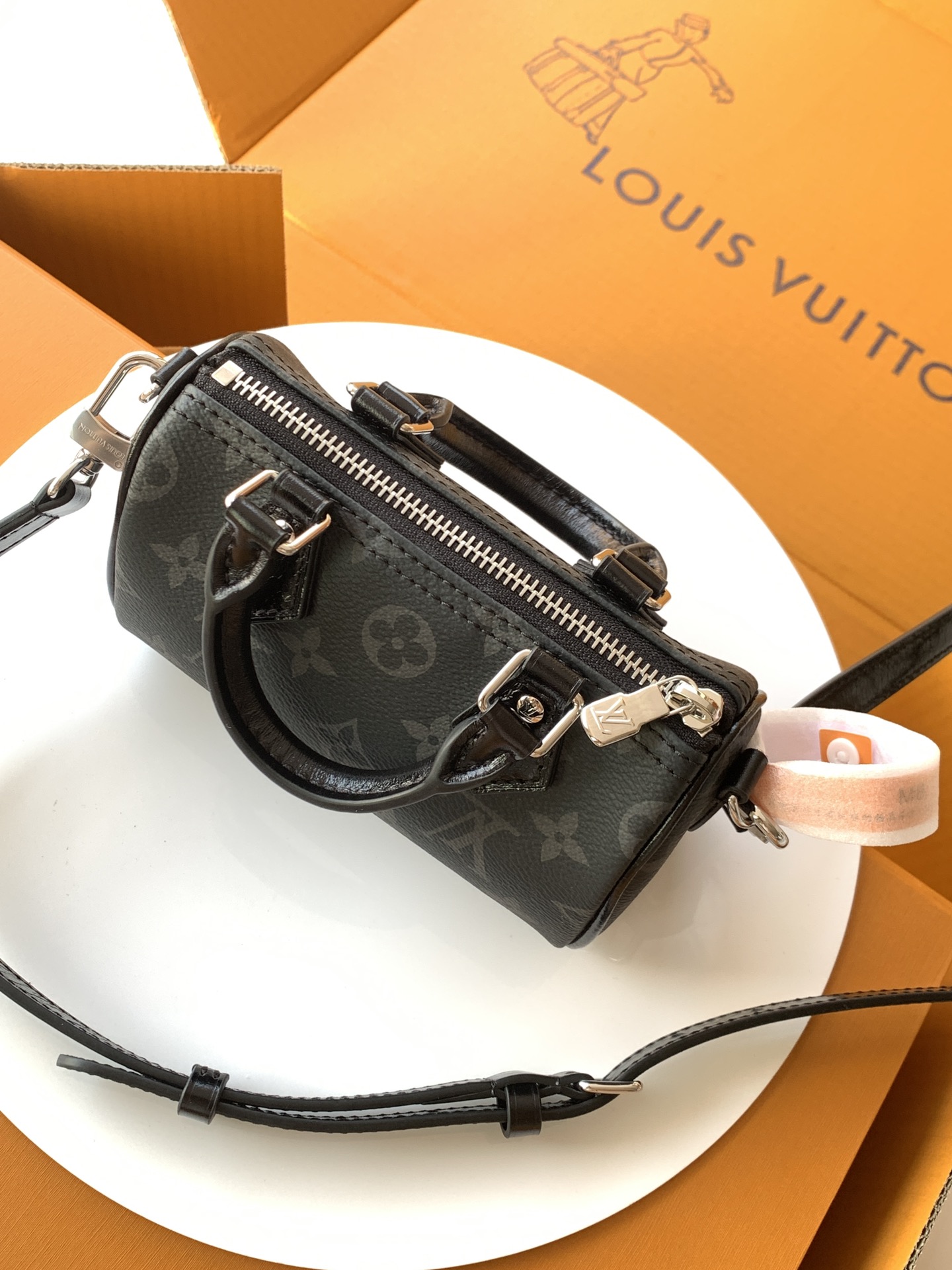 特级全钢五金 进口皮料 M26573黑花 本款Nano Speedy 手袋采用帆布塑造玲珑构型，以Mon