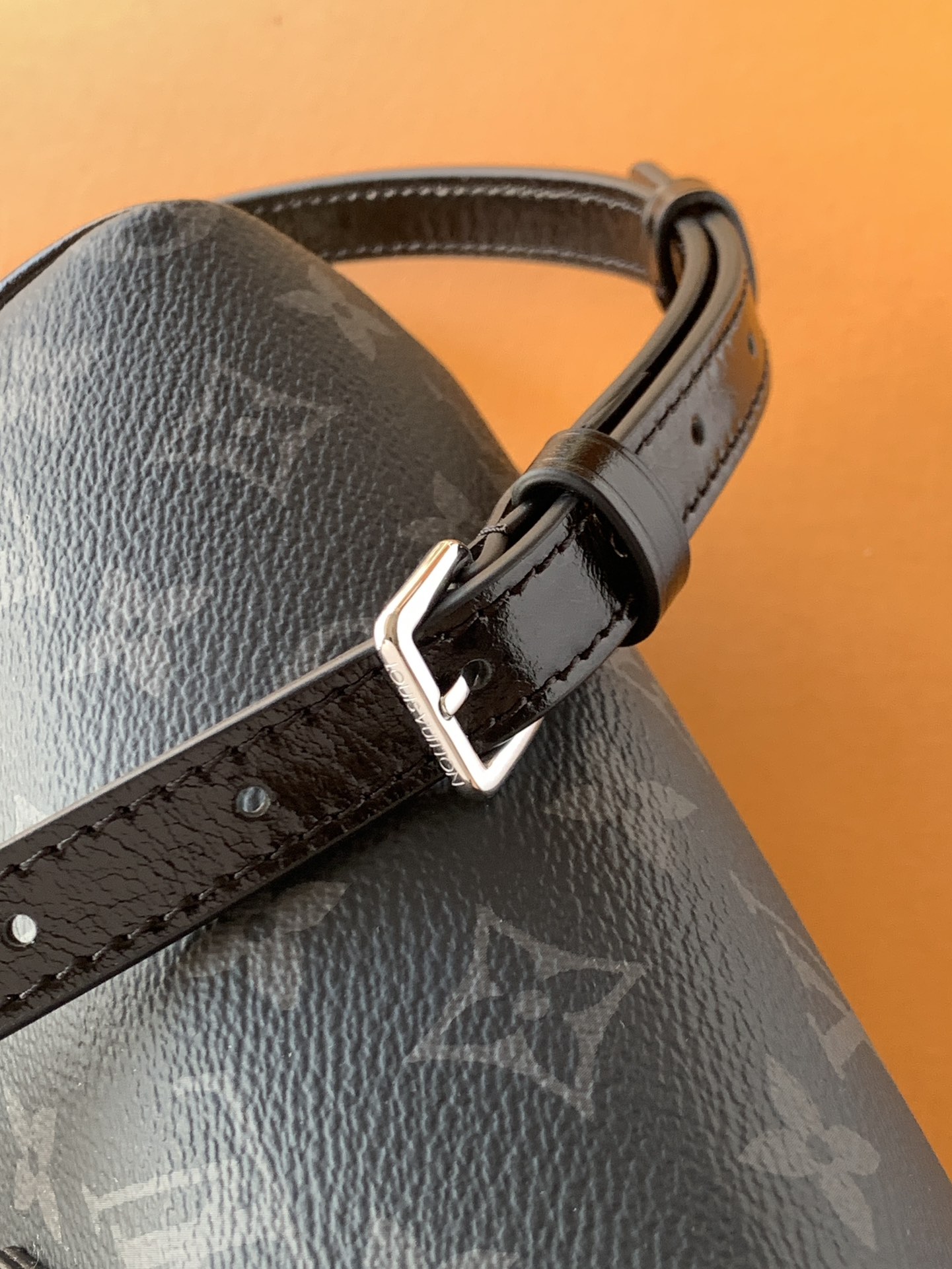 特级全钢五金 进口皮料 M26573黑花 本款Nano Speedy 手袋采用帆布塑造玲珑构型，以Mon