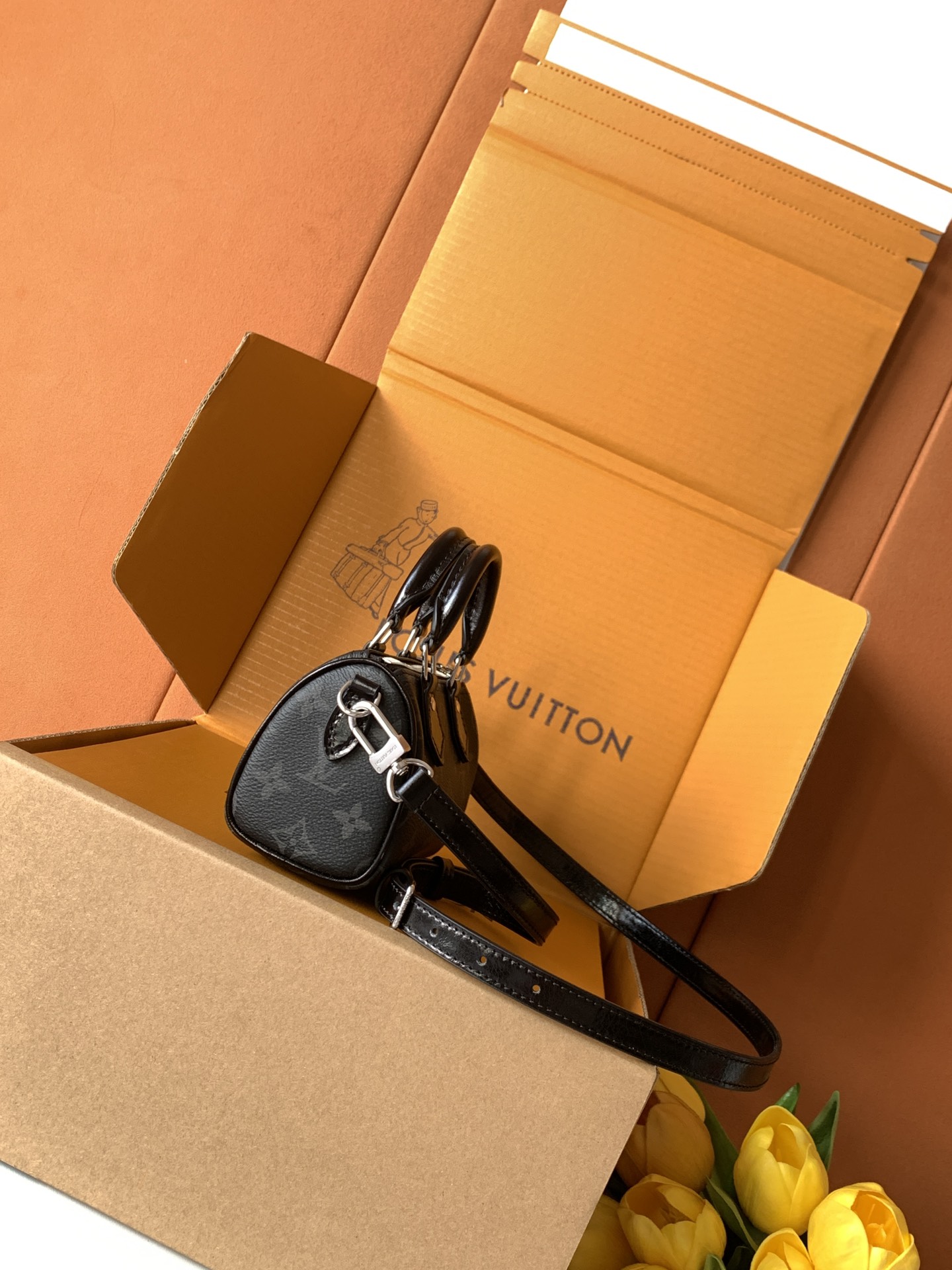 特级全钢五金 进口皮料 M26573黑花 本款Nano Speedy 手袋采用帆布塑造玲珑构型，以Mon