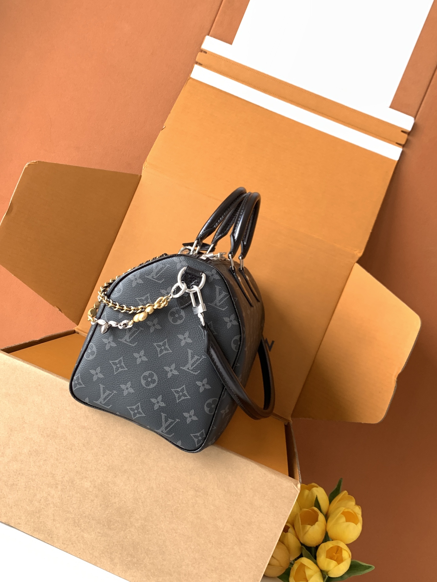 特级全钢 进口皮料 M15102本款Speedy Soft 30手袋出自LVSki系列，以Monogra