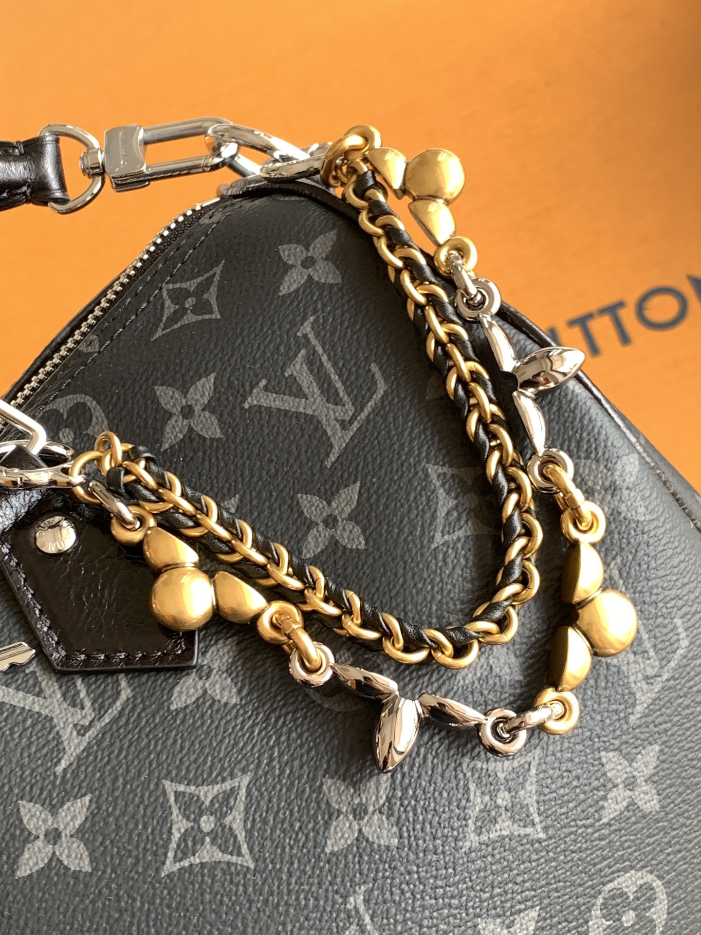 特级全钢 进口皮料 M15102本款Speedy Soft 30手袋出自LVSki系列，以Monogra