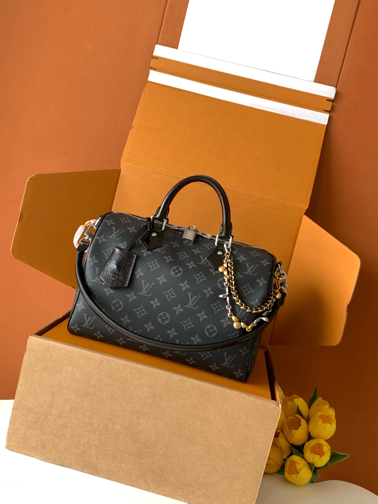 特级全钢 进口皮料 M15102本款Speedy Soft 30手袋出自LVSki系列，以Monogra