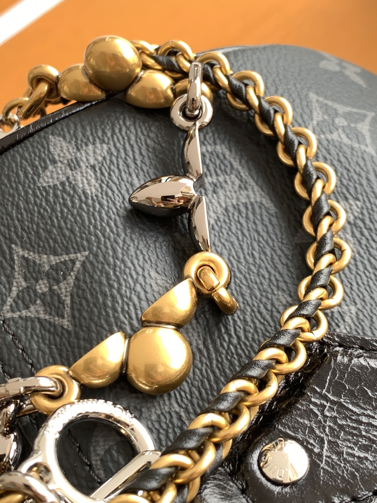 特级全钢 进口皮料 M15102本款Speedy Soft 30手袋出自LVSki系列，以Monogra