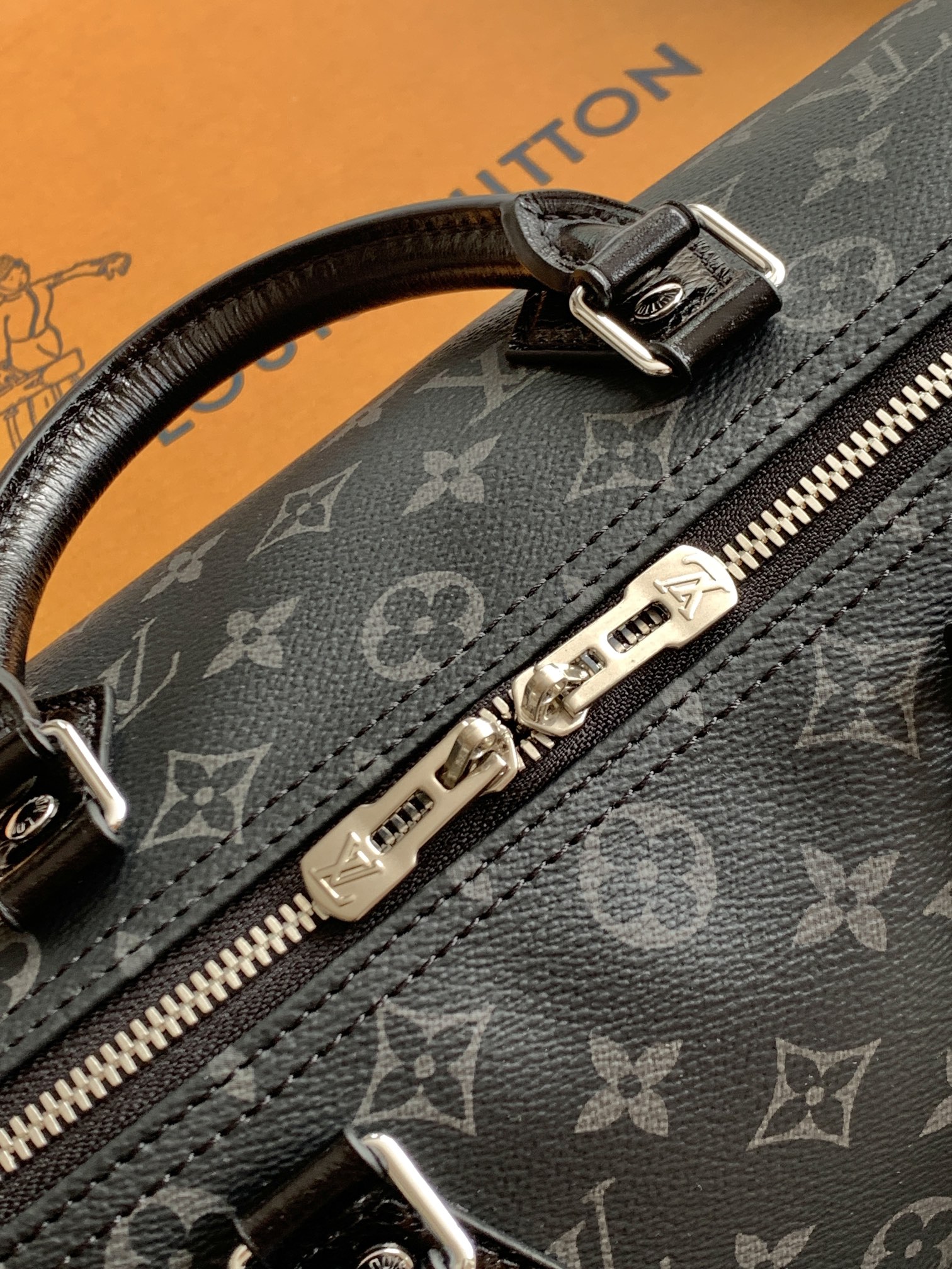 特级全钢 进口皮料 M15102本款Speedy Soft 30手袋出自LVSki系列，以Monogra