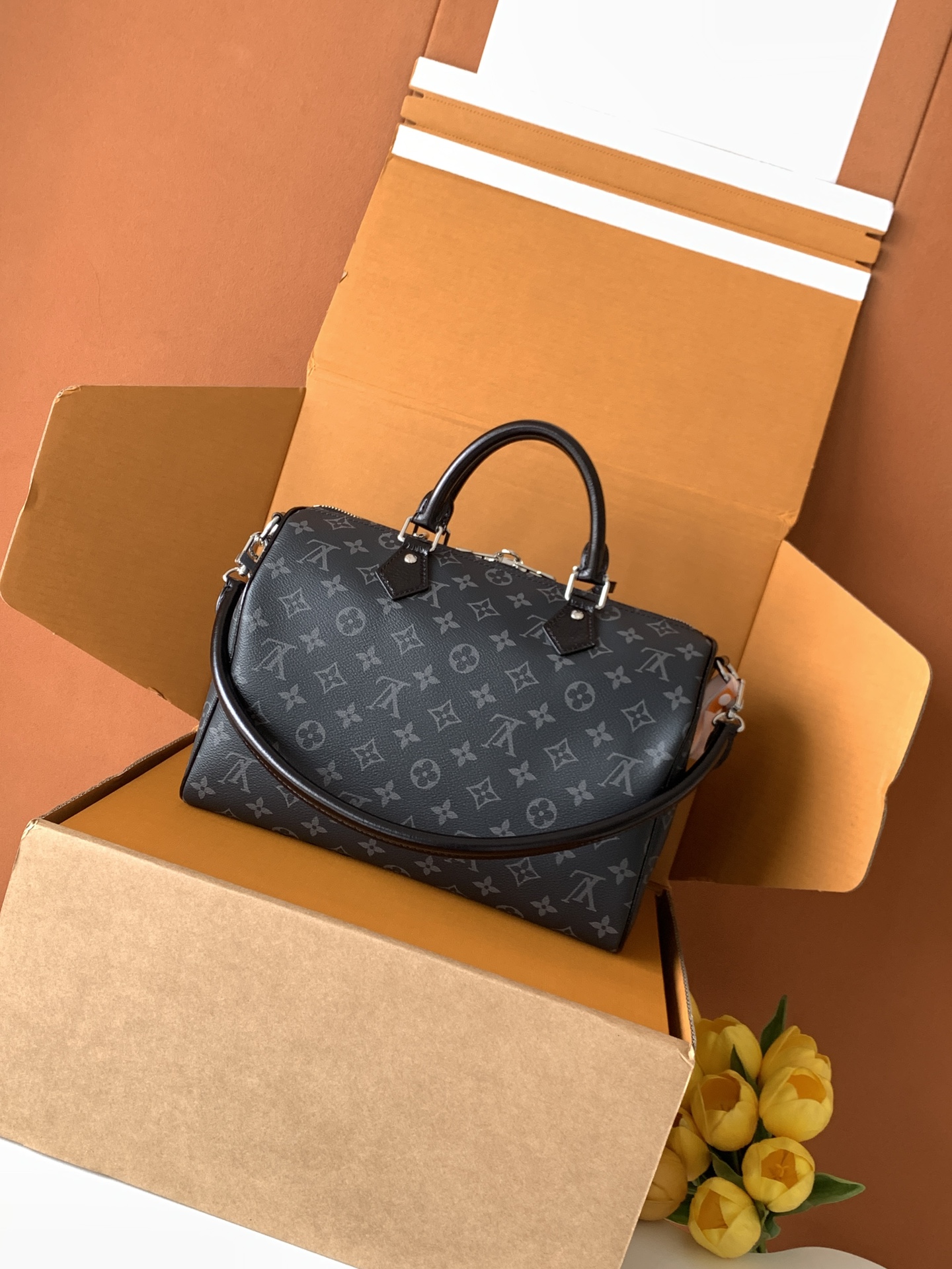 特级全钢 进口皮料 M15102本款Speedy Soft 30手袋出自LVSki系列，以Monogra