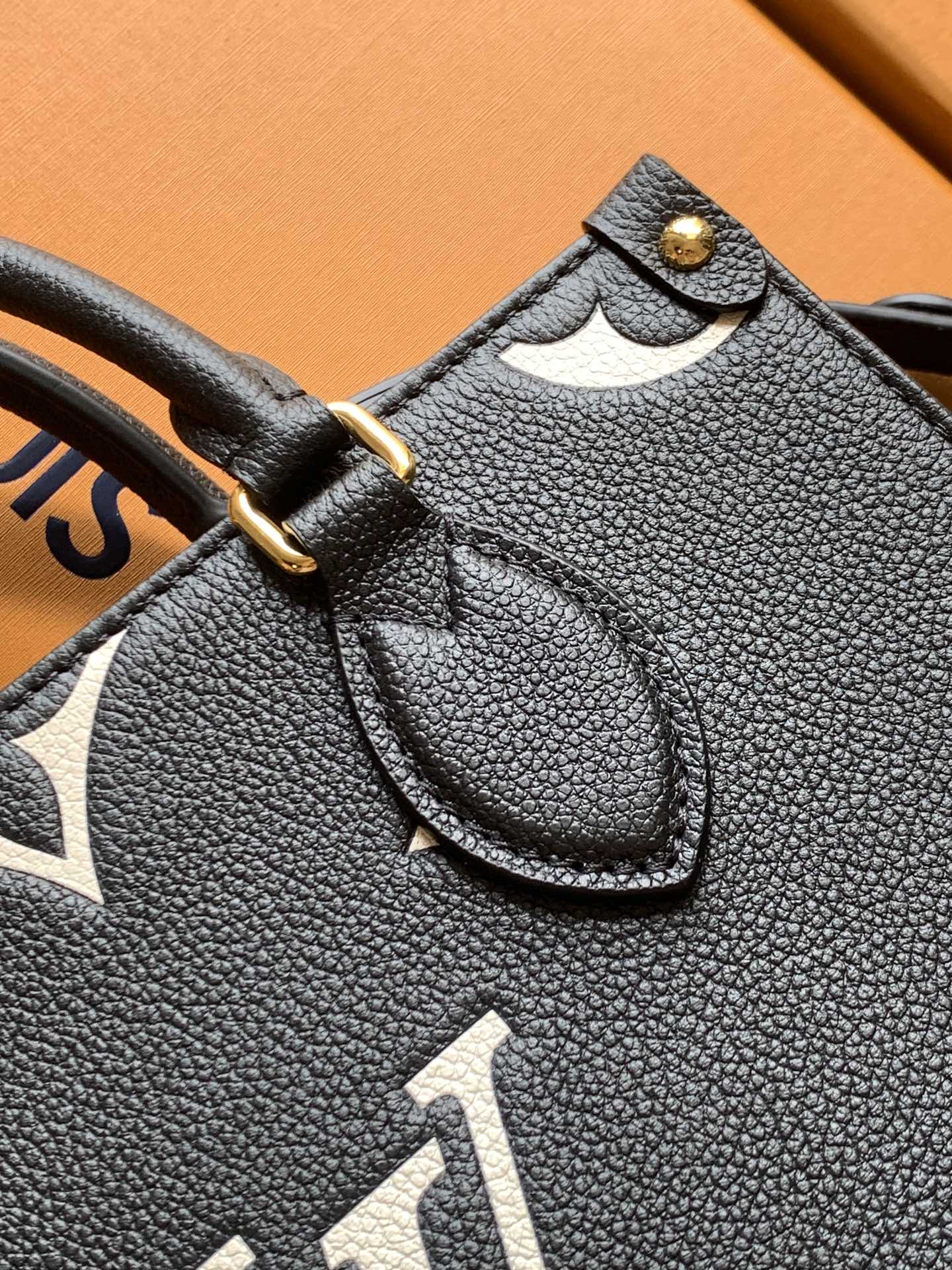 Louis Vuitton OnTheGo 小号手袋