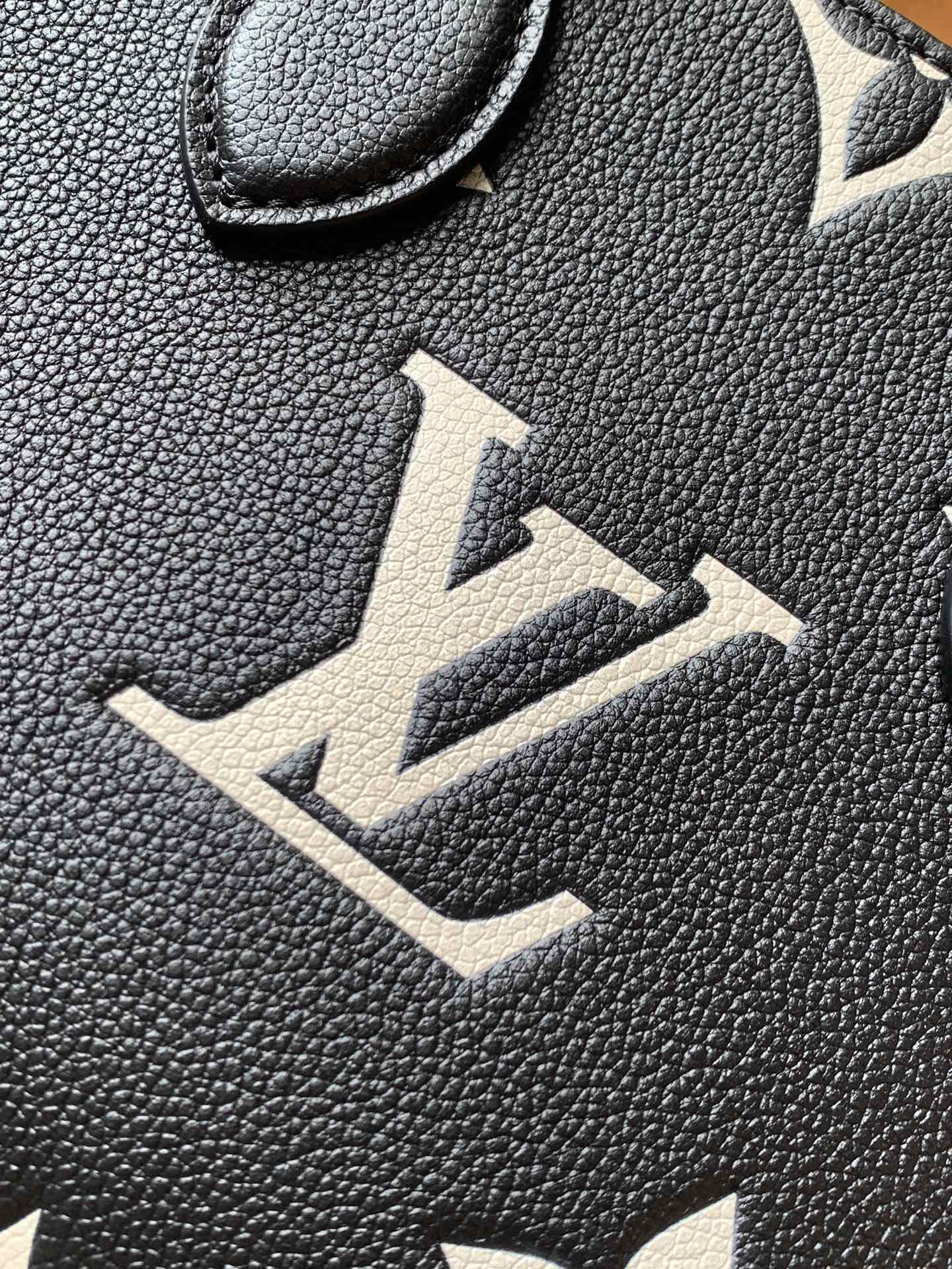 Louis Vuitton OnTheGo 小号手袋