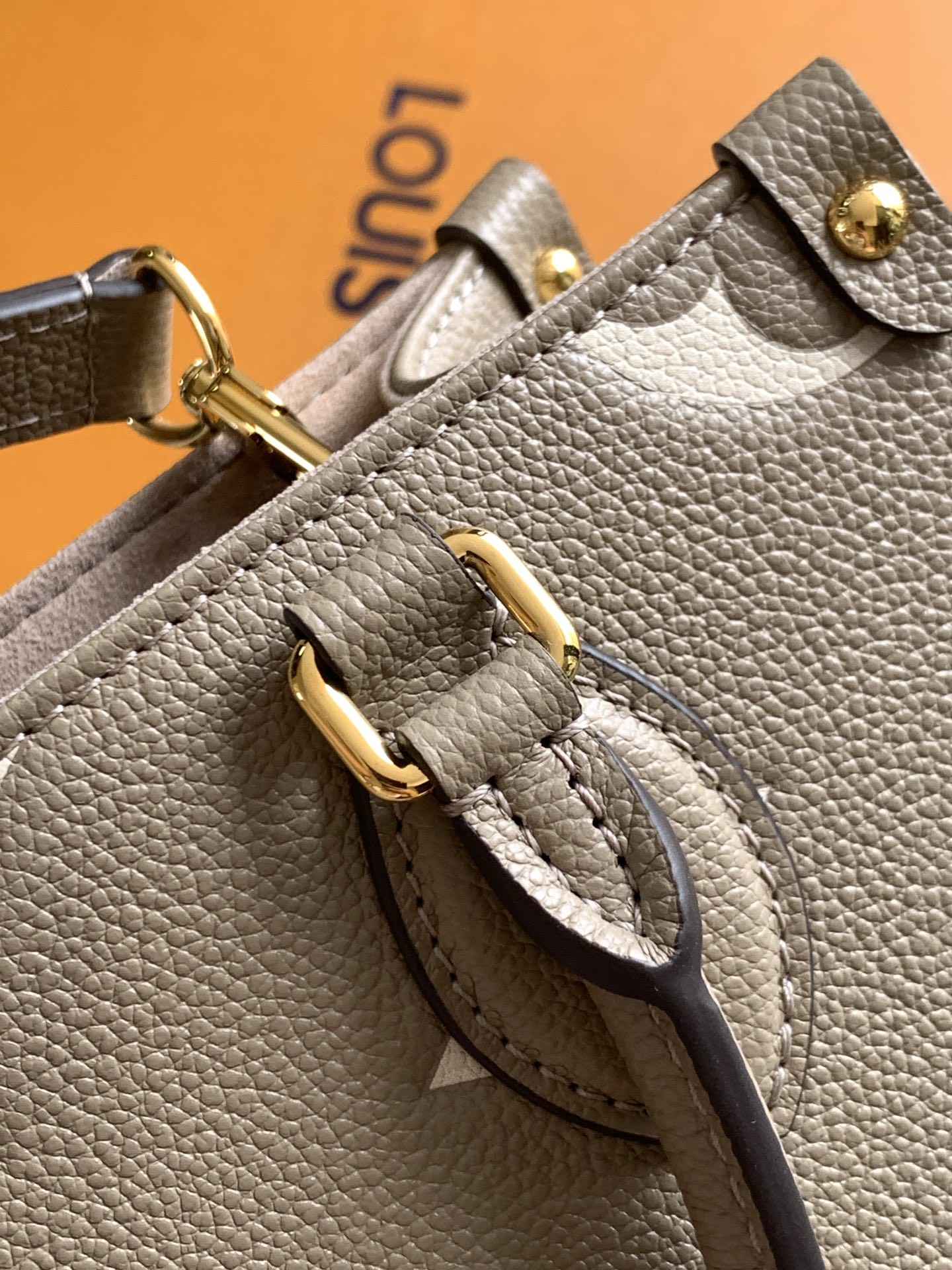 Louis Vuitton OnTheGo 小号手袋