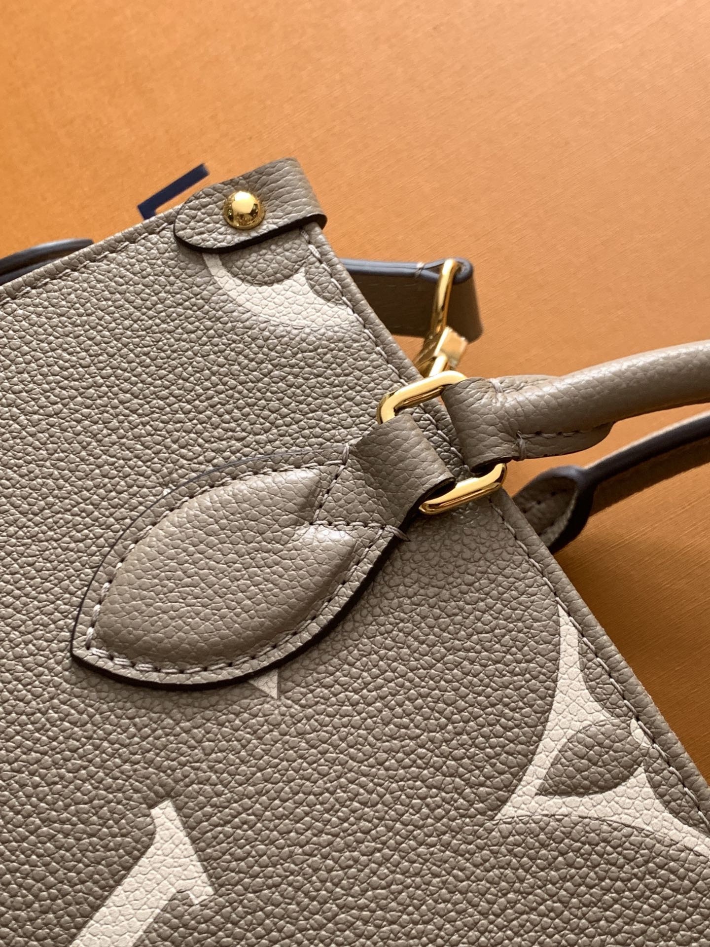 Louis Vuitton OnTheGo 小号手袋