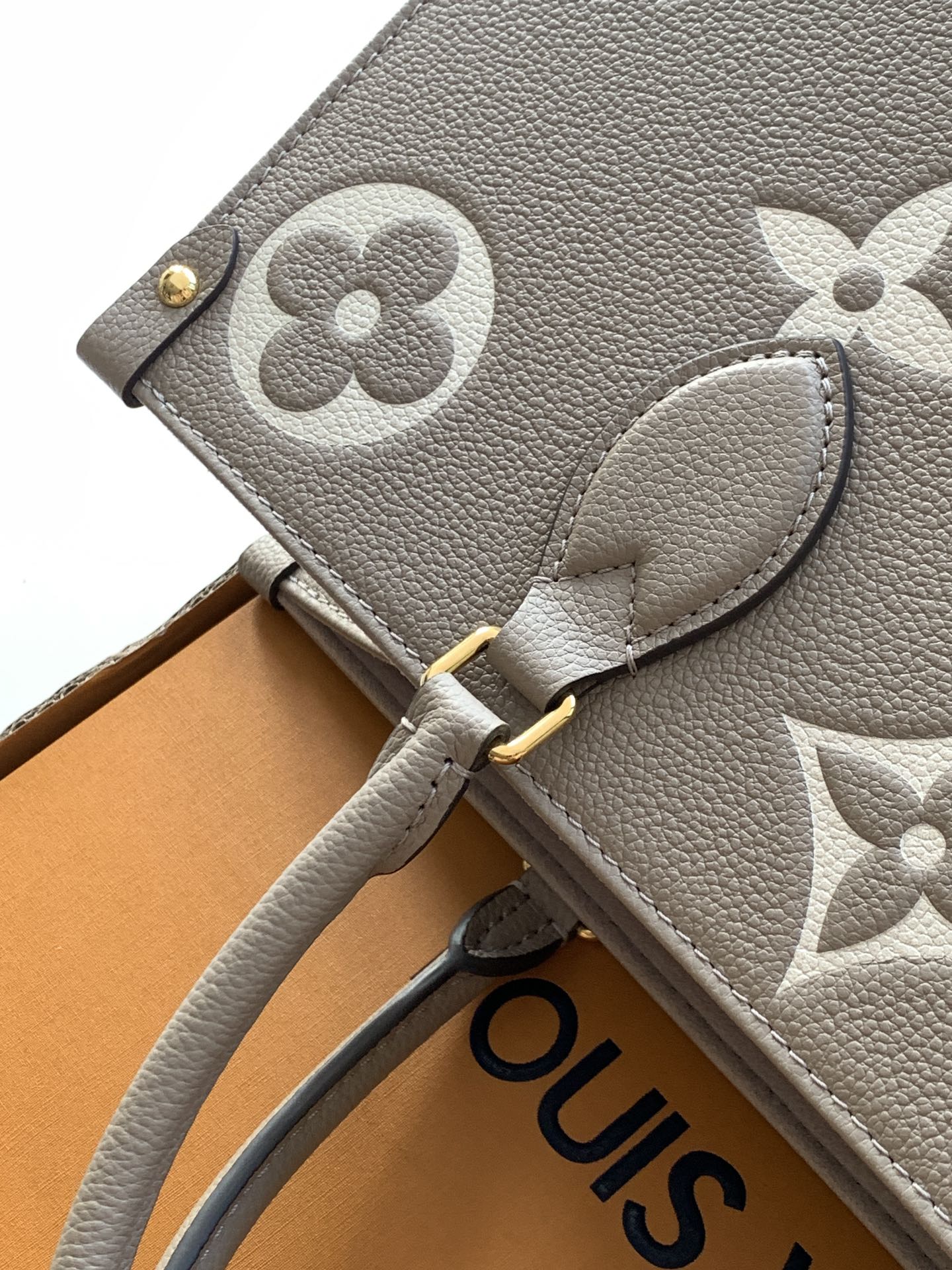 Louis Vuitton OnTheGo 中号手袋
