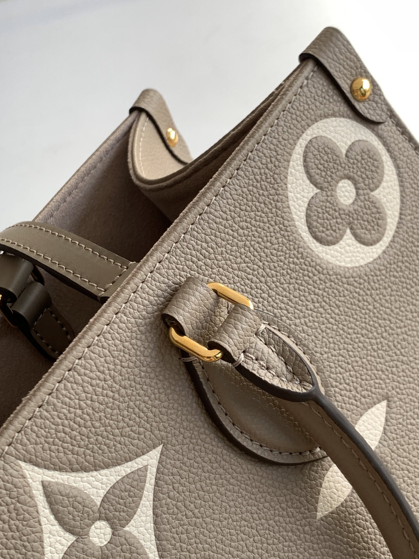 Louis Vuitton OnTheGo 中号手袋
