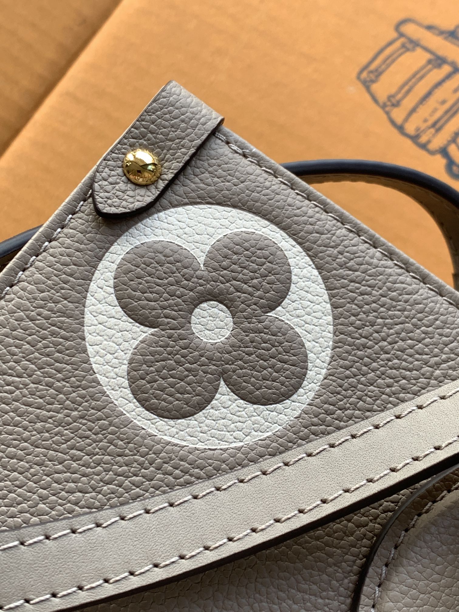 Louis Vuitton OnTheGo 中号手袋