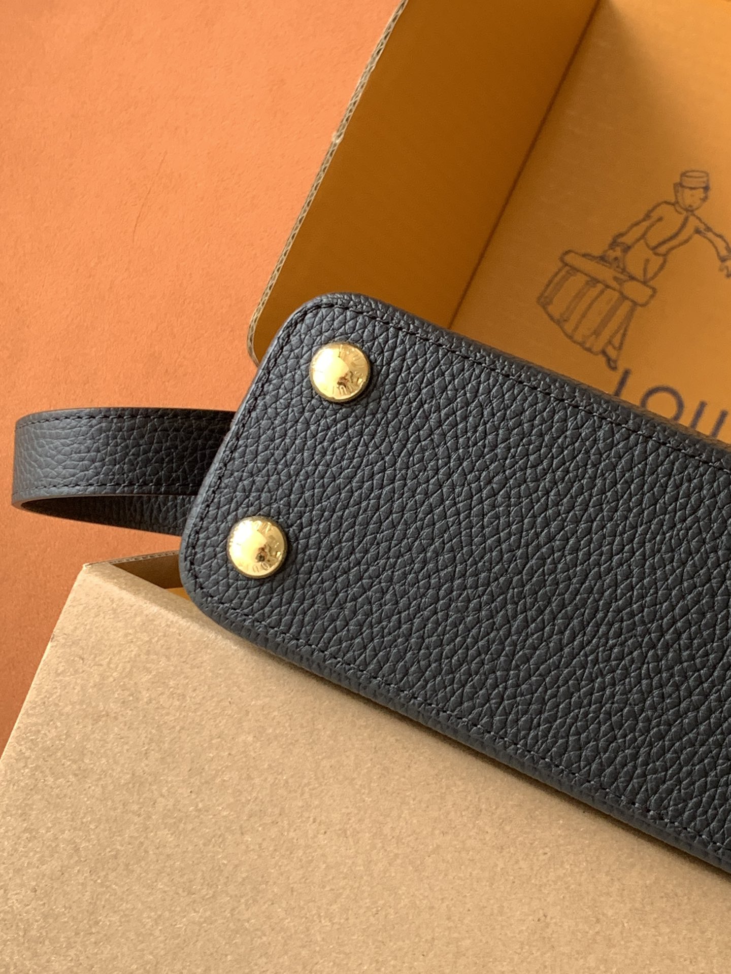 M25862黑色金 独家定制 全钢五金 精品级别 进口牛皮本款 Capucines BB 手袋出自 Da