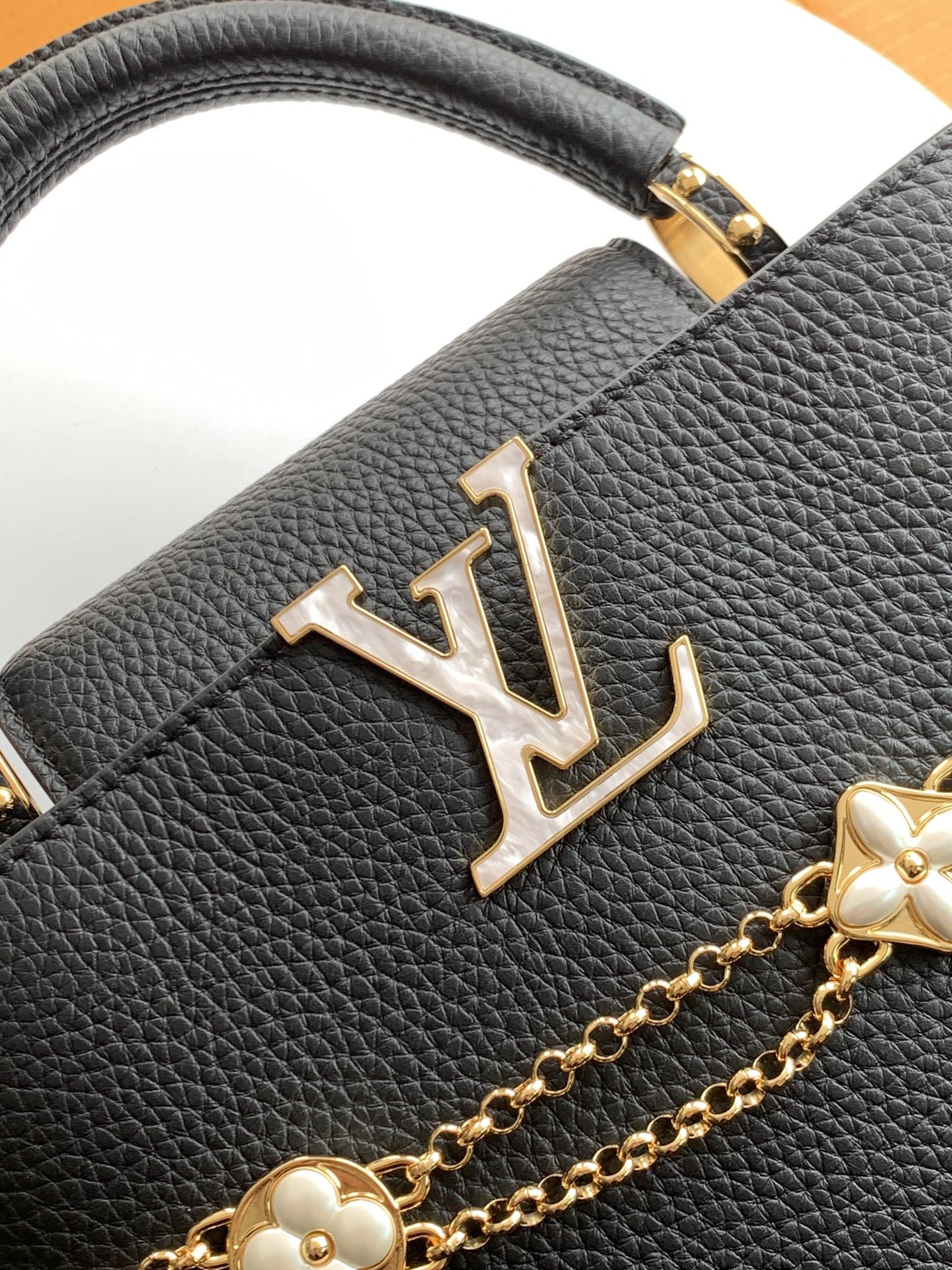 M25862黑色金 独家定制 全钢五金 精品级别 进口牛皮本款 Capucines BB 手袋出自 Da