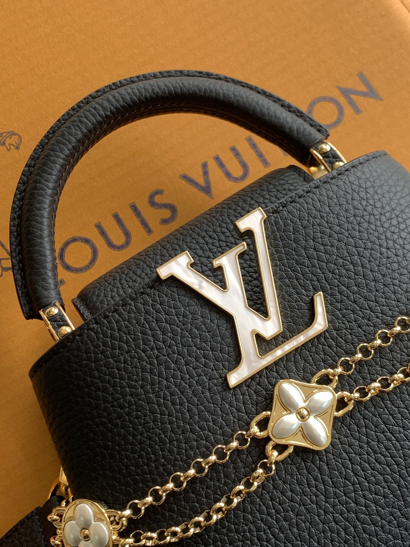 M25861 全钢五金 精品级别 进口牛皮本款 Capucines 迷你 手袋出自 Daydream 系