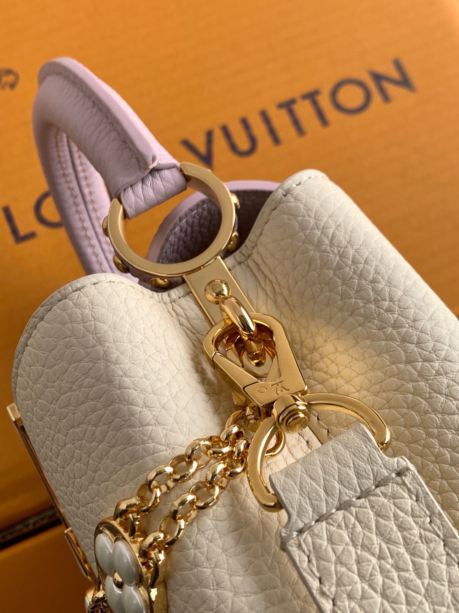 全钢五金 M15117 精品级别 进口牛皮珍珠白配香芋紫金本款Capucines迷你手袋向巴洛克风格珠宝