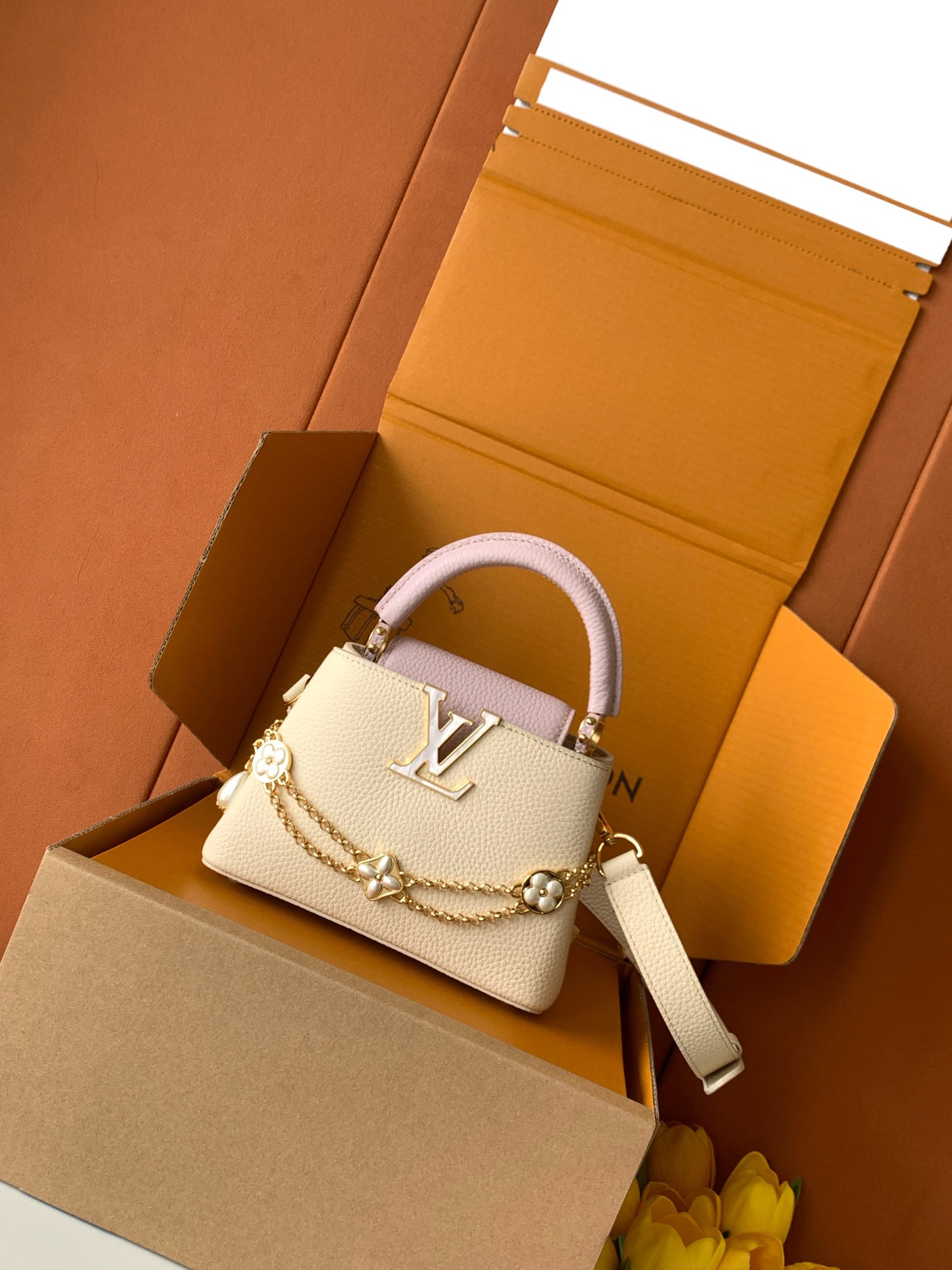 全钢五金 M15117 精品级别 进口牛皮珍珠白配香芋紫金本款Capucines迷你手袋向巴洛克风格珠宝